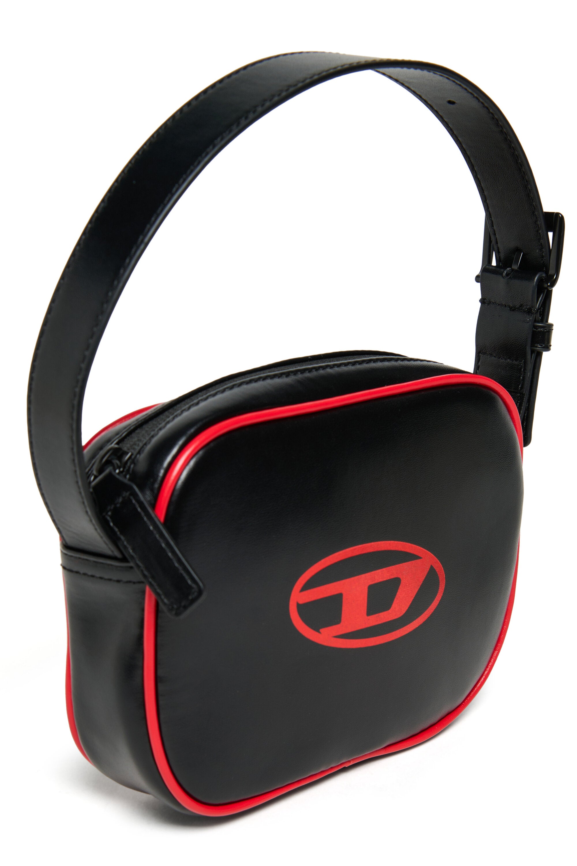 フロントにオーバルDロゴ付きバッグ