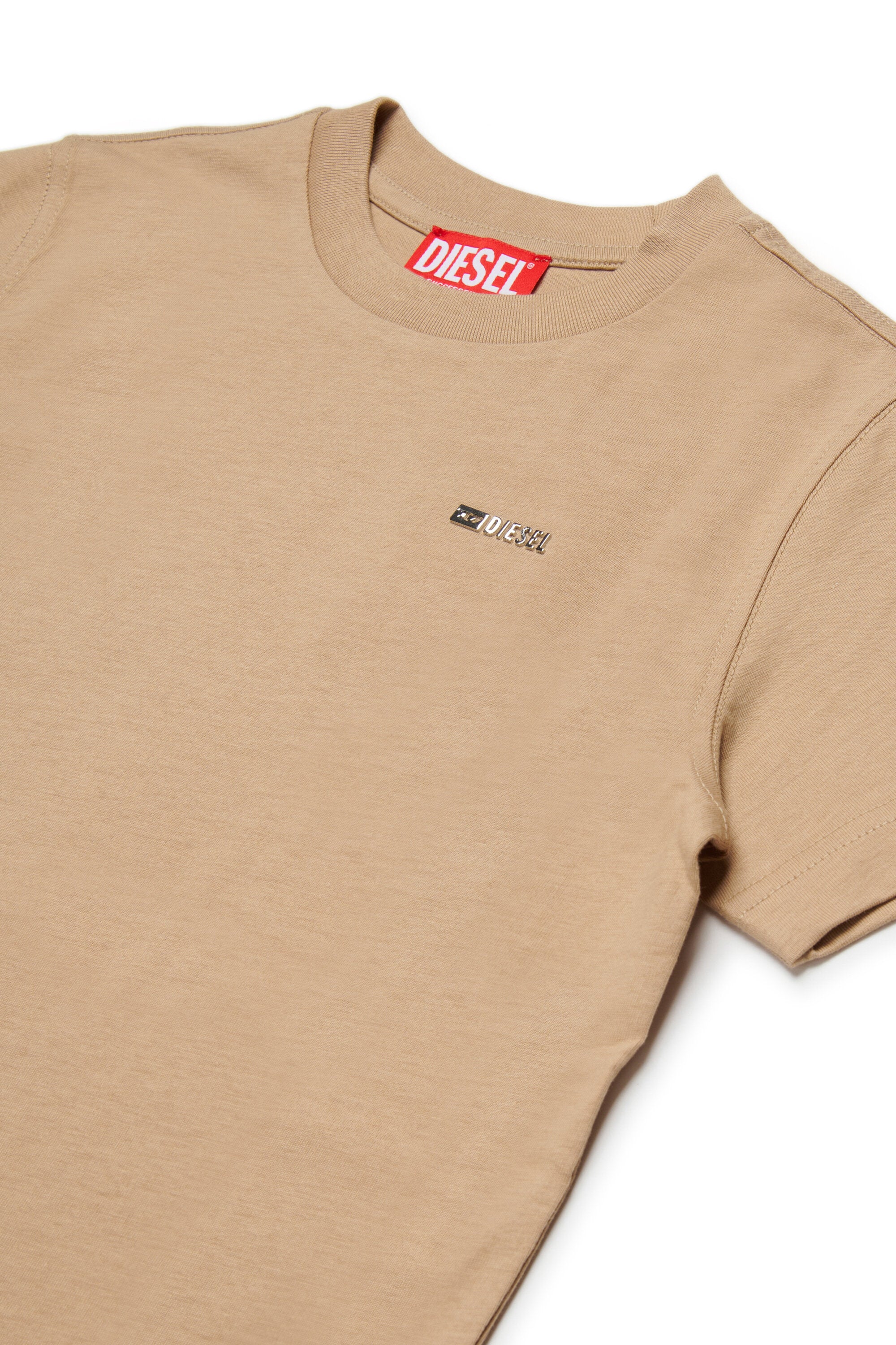 ロゴ入りTシャツ