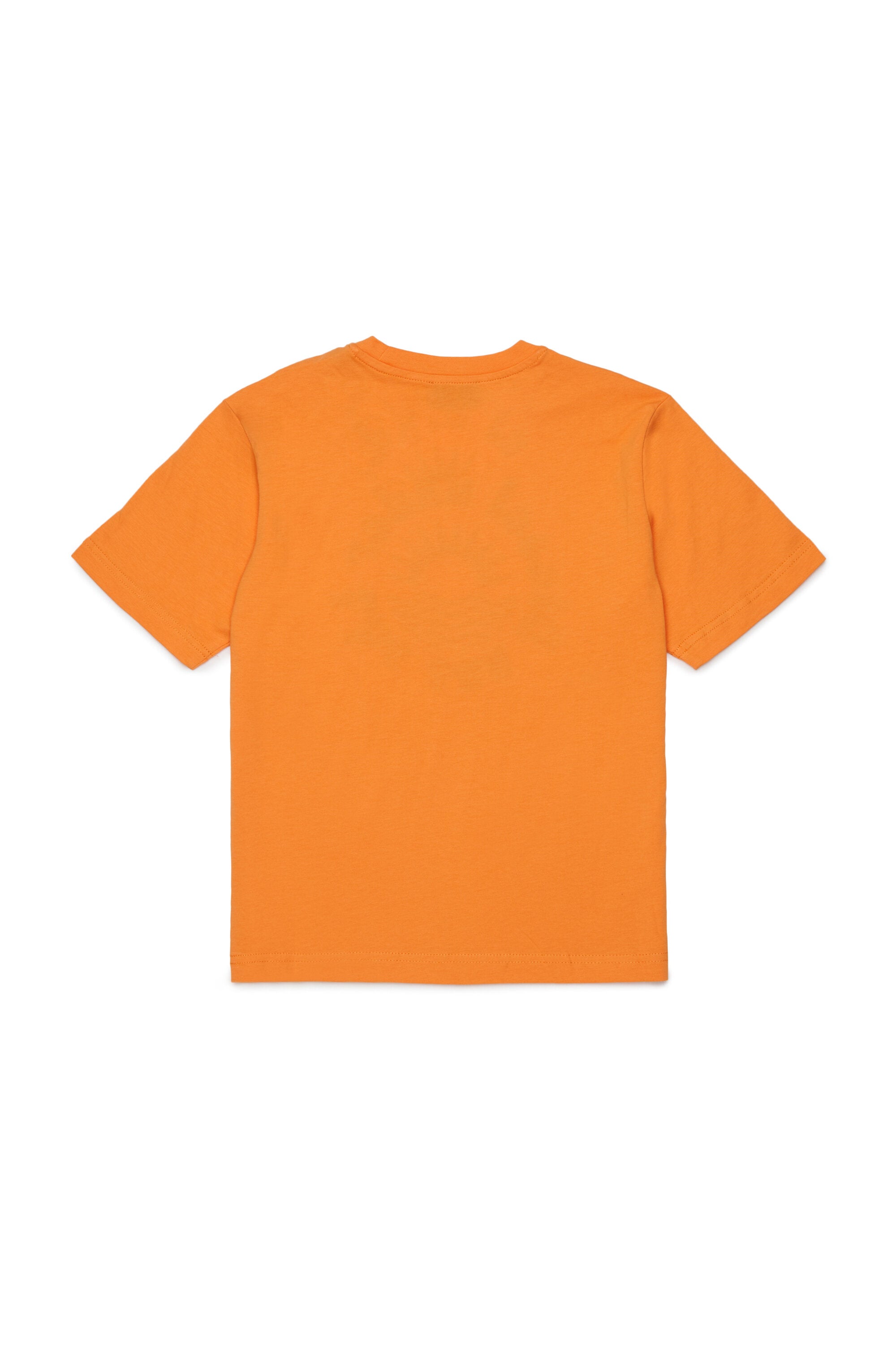 胸元にロゴ入りTシャツ