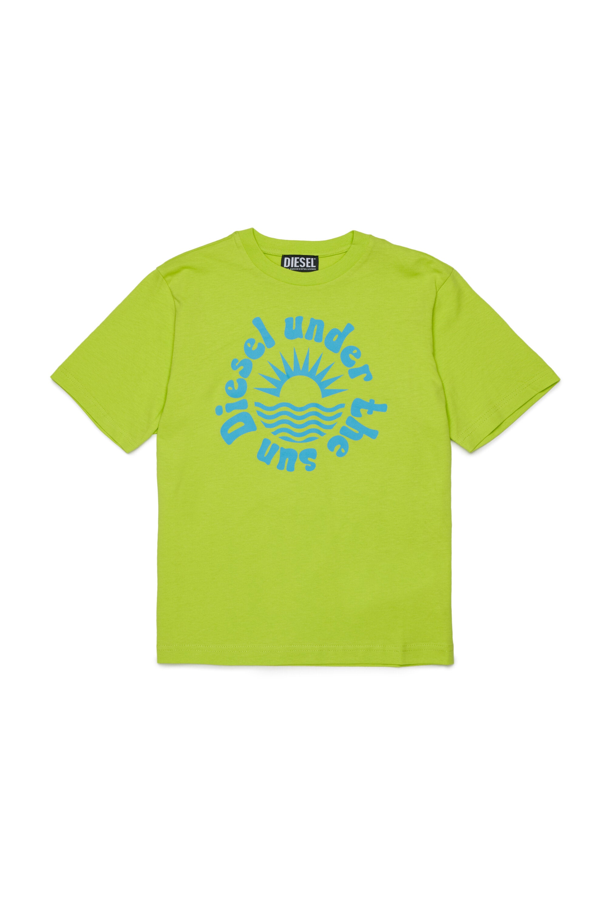 胸元にロゴ入りTシャツ