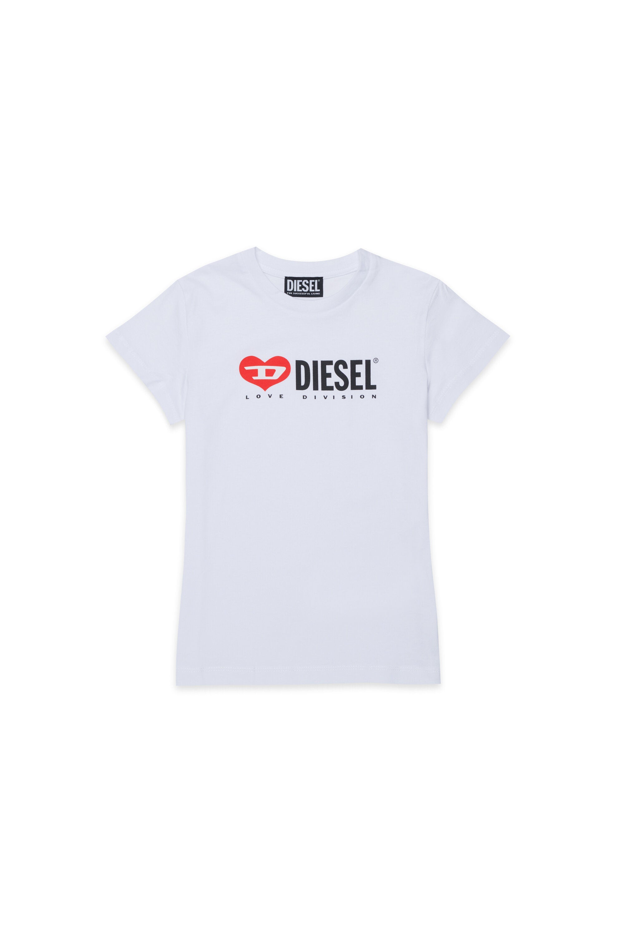 胸にロゴ入りのTシャツ