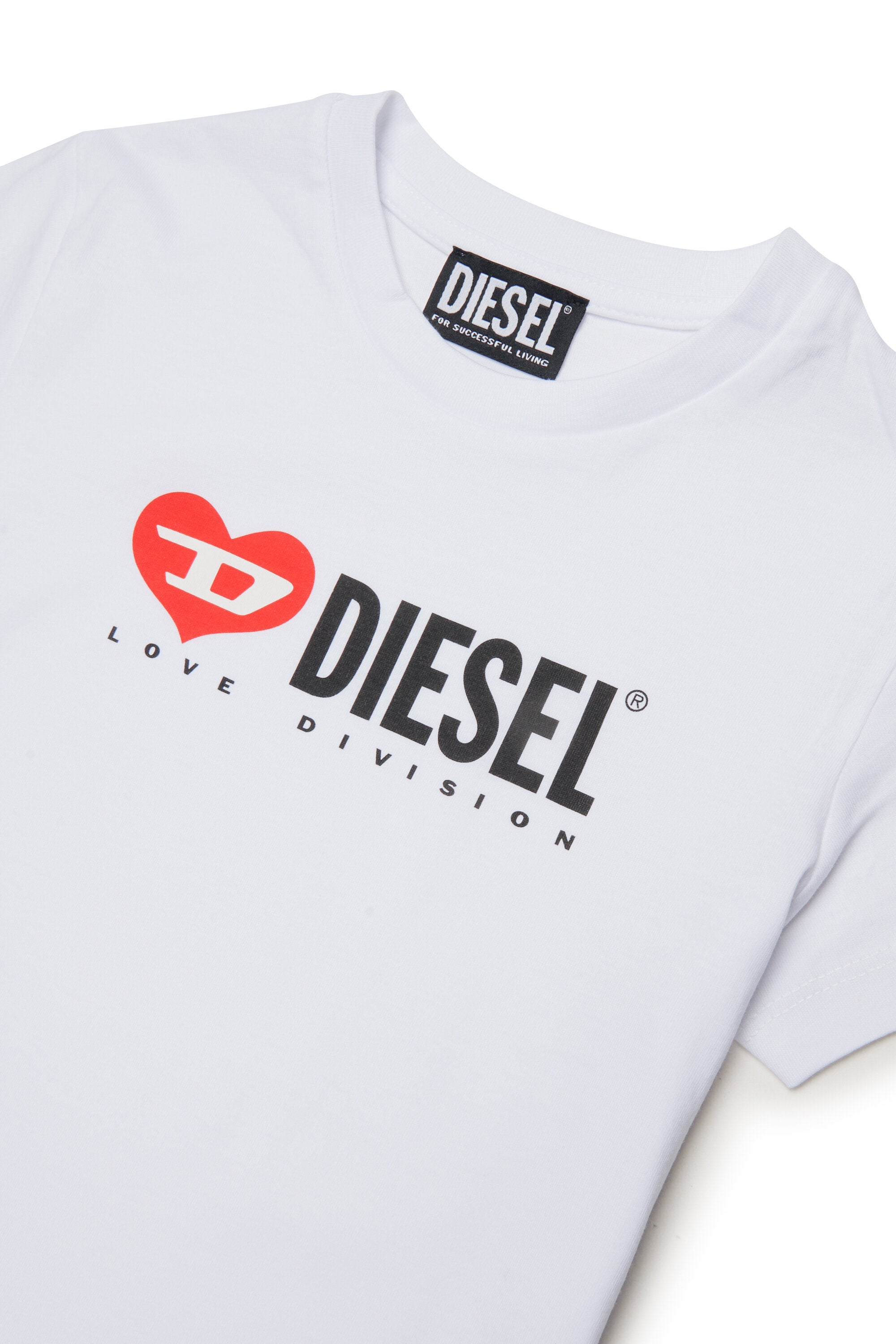 胸にロゴ入りのTシャツ