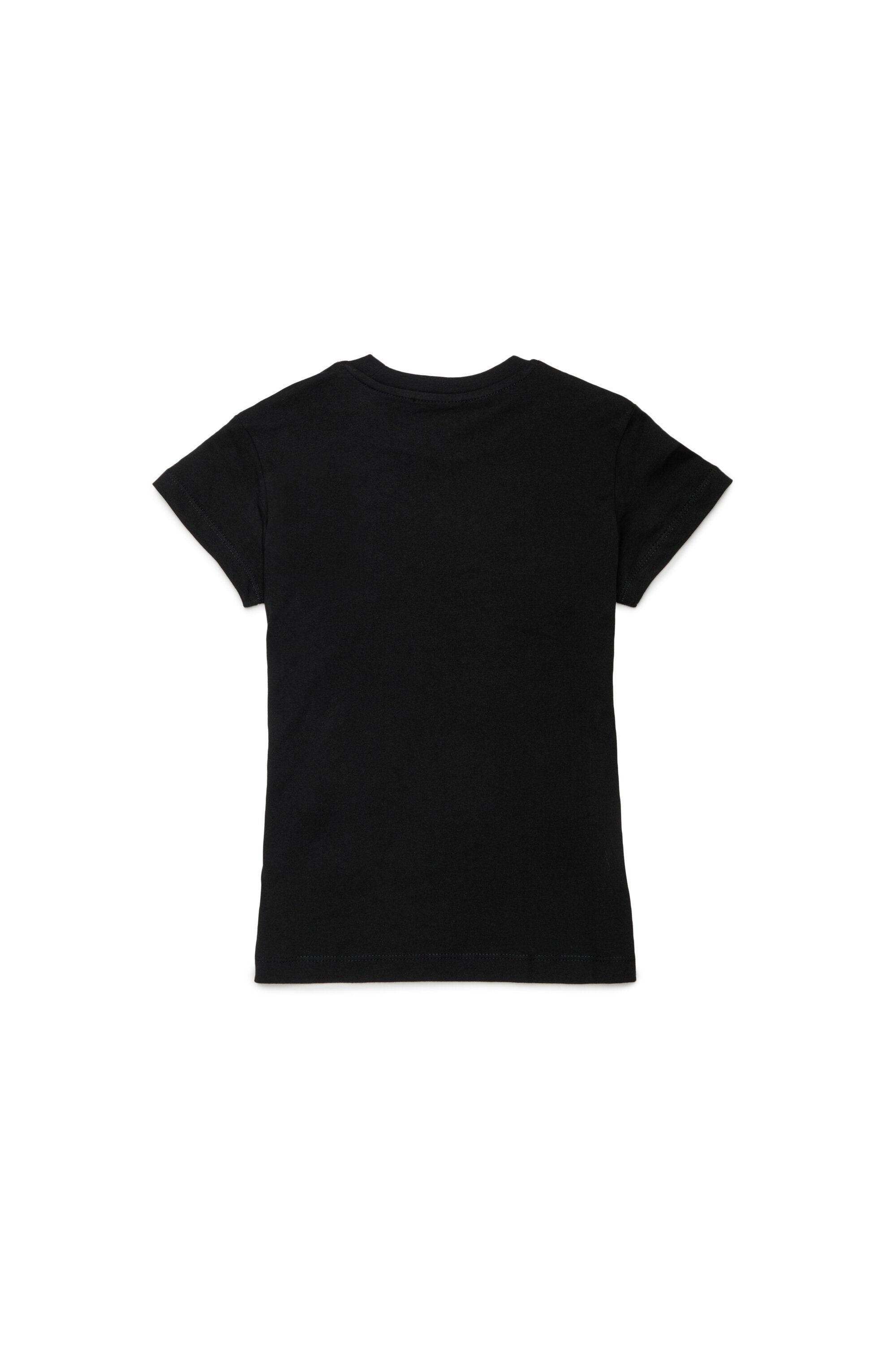 胸にロゴ入りのTシャツ