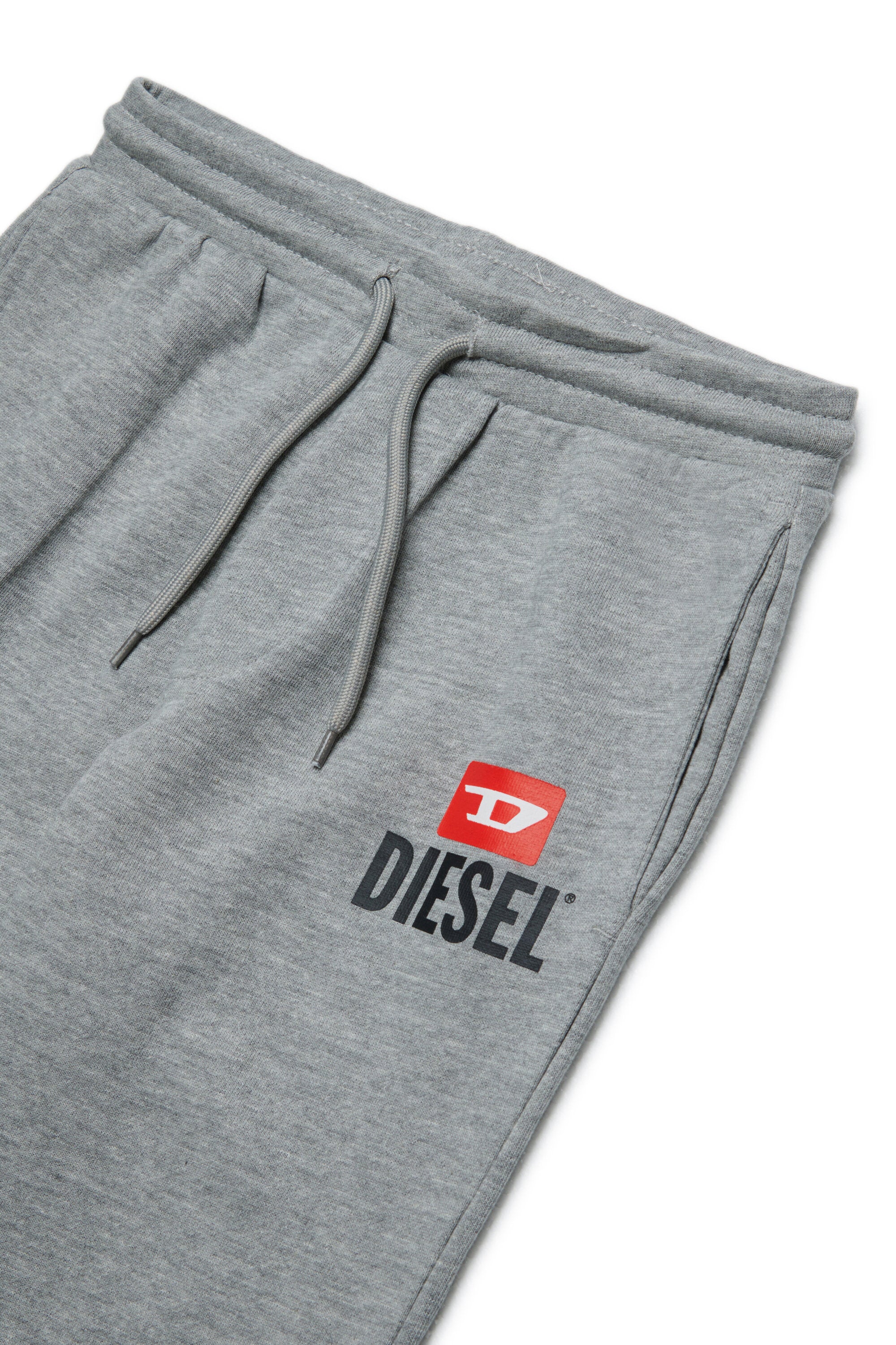 ロゴ入りトラックスーツ