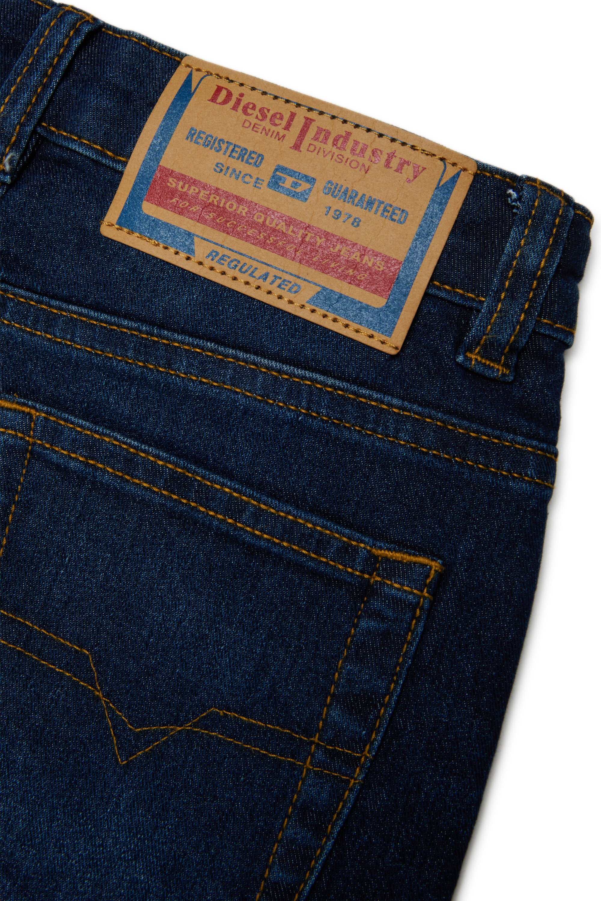 ダークブルーのレギュラーフィットジーンズ