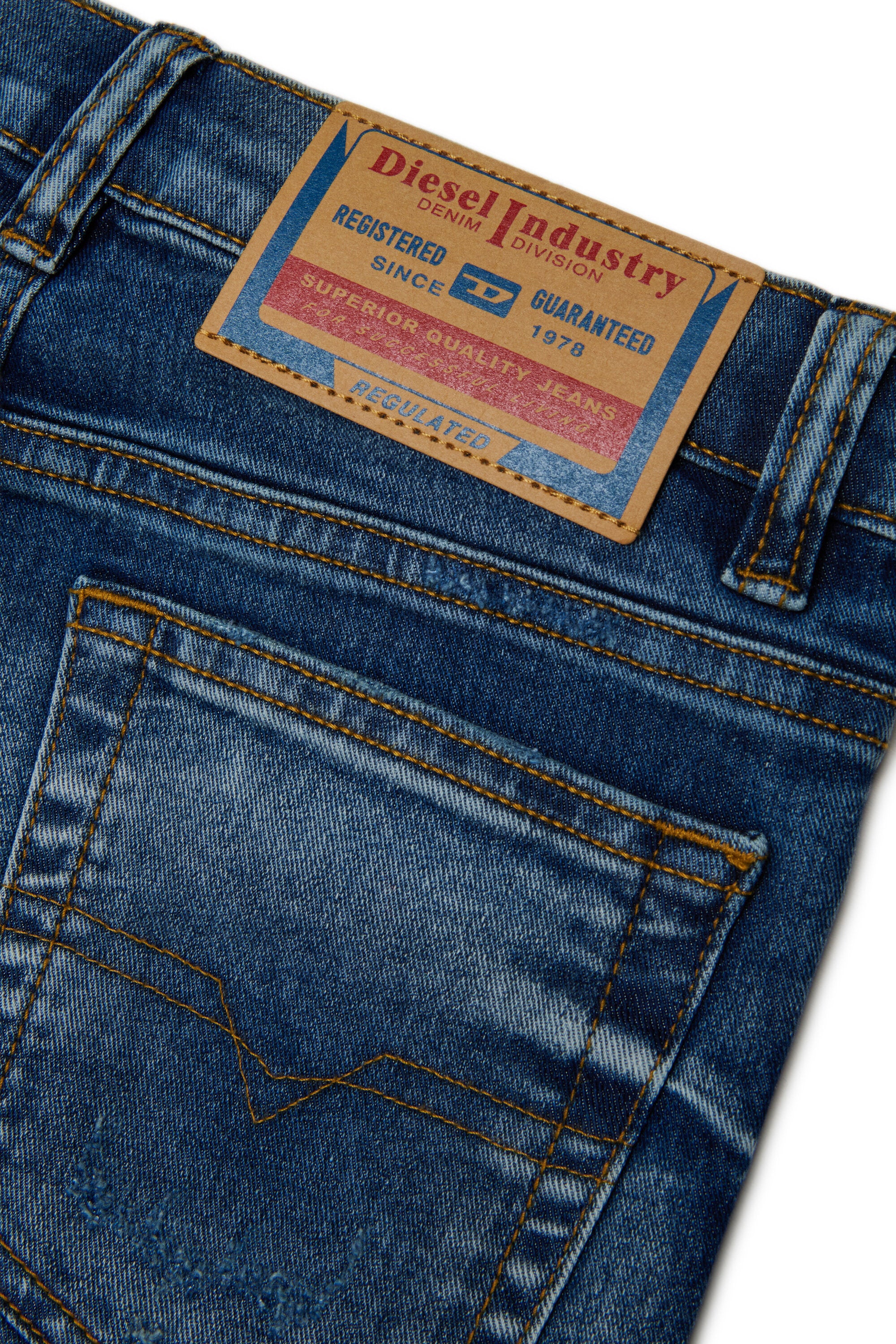 ミディアムブルーのリラックスフィットジーンズ