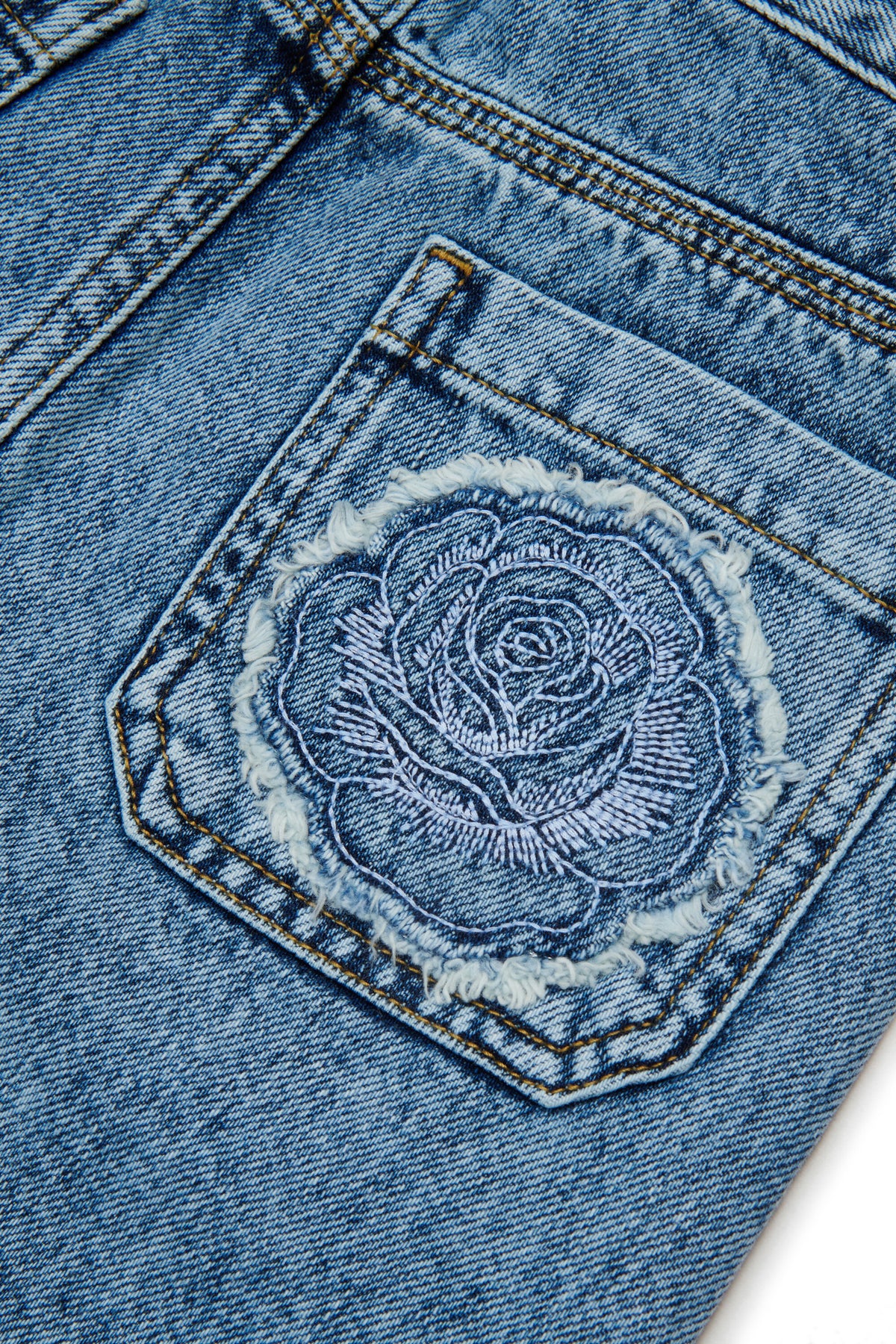 後ろに刺繍を施したデニムスカート