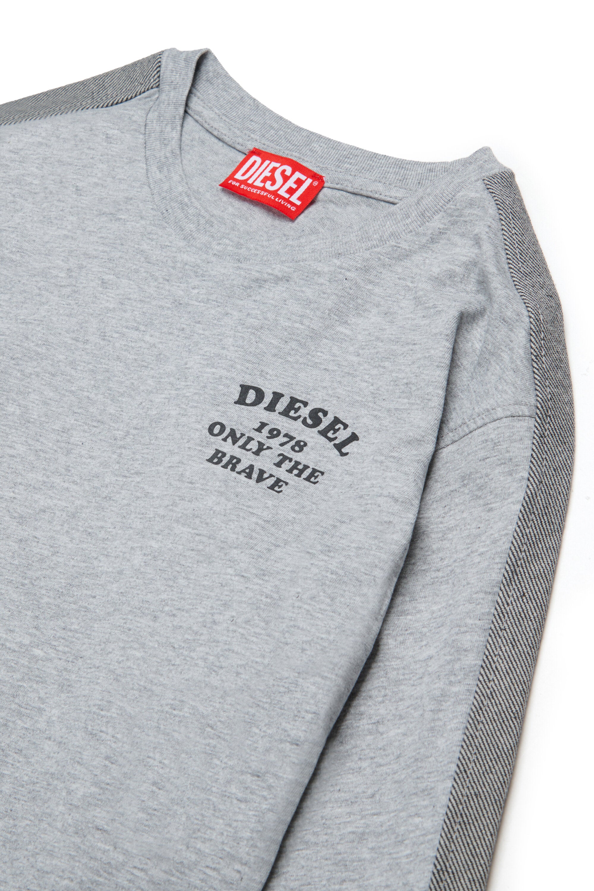 長袖ロゴTシャツ