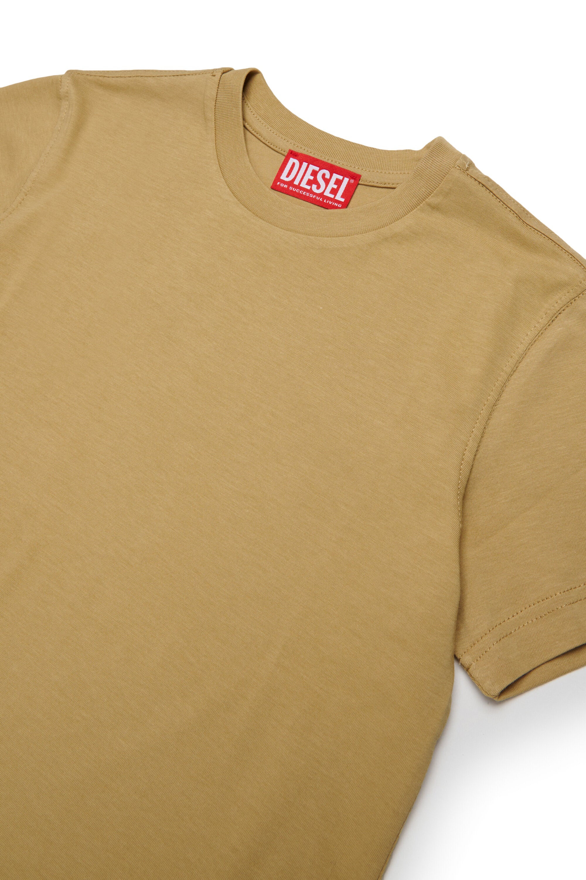 ロゴ入りTシャツ