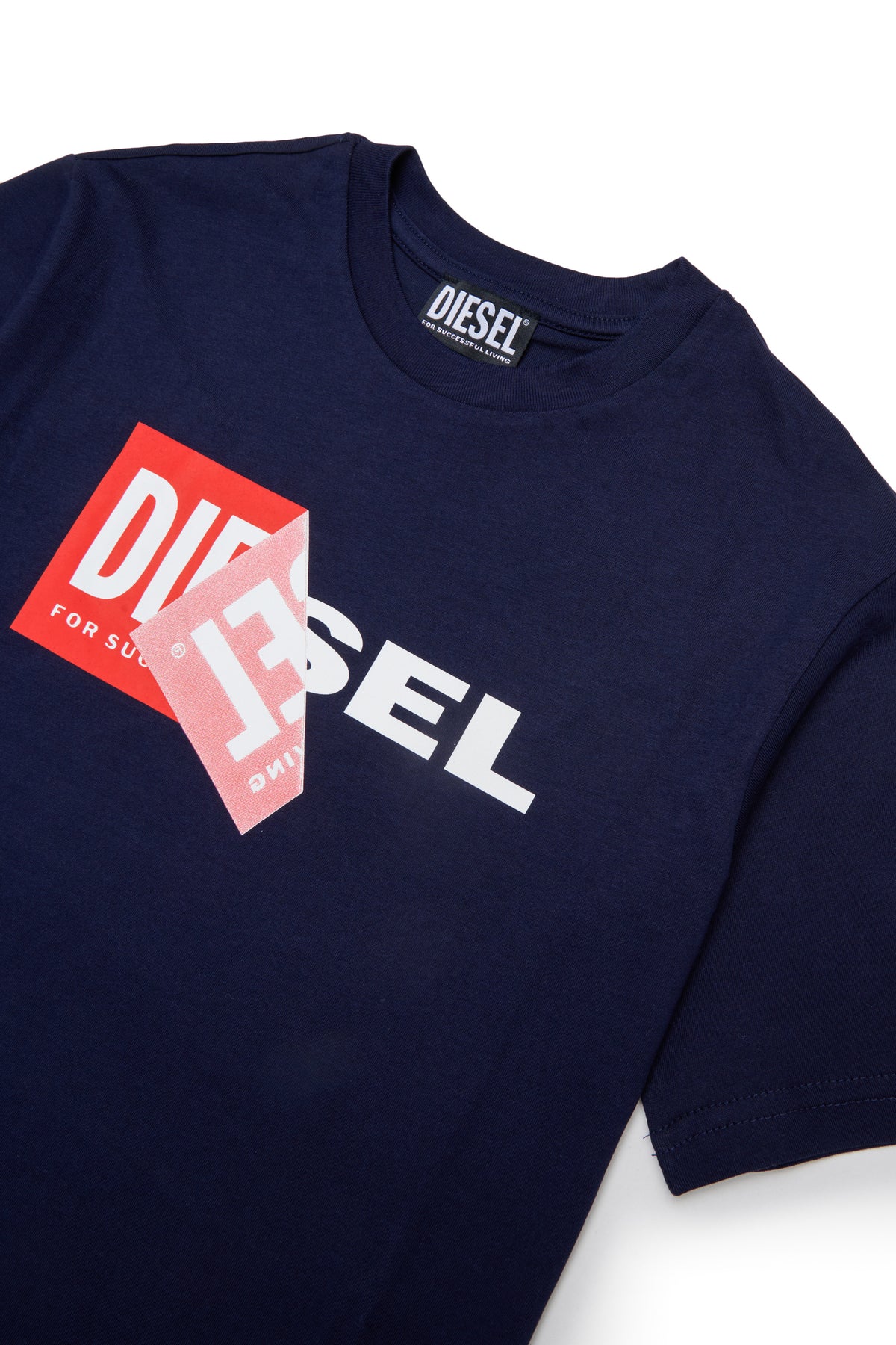 ロゴ付きTシャツ