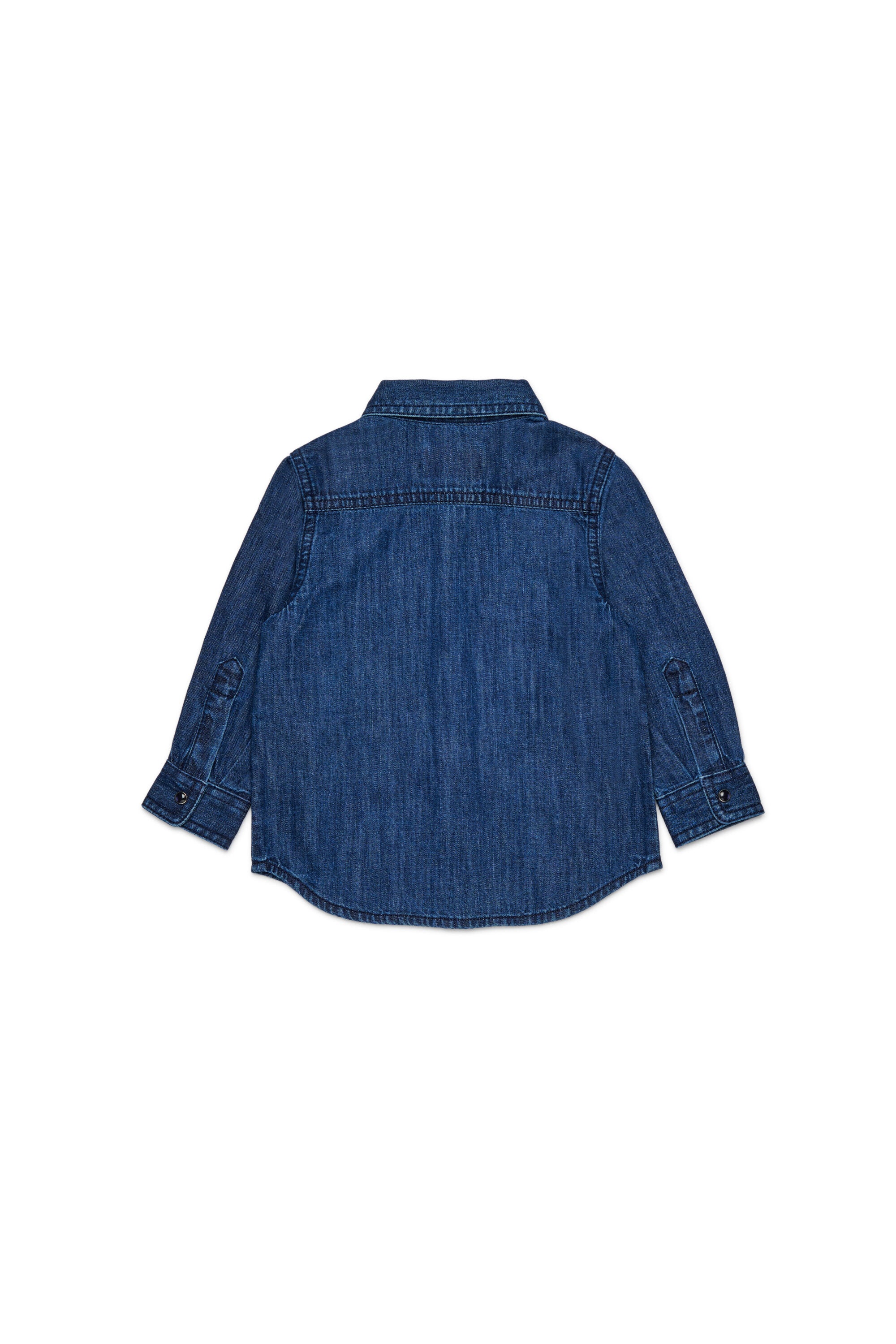 Dの刺繍入りライトブルーデニムシャツ