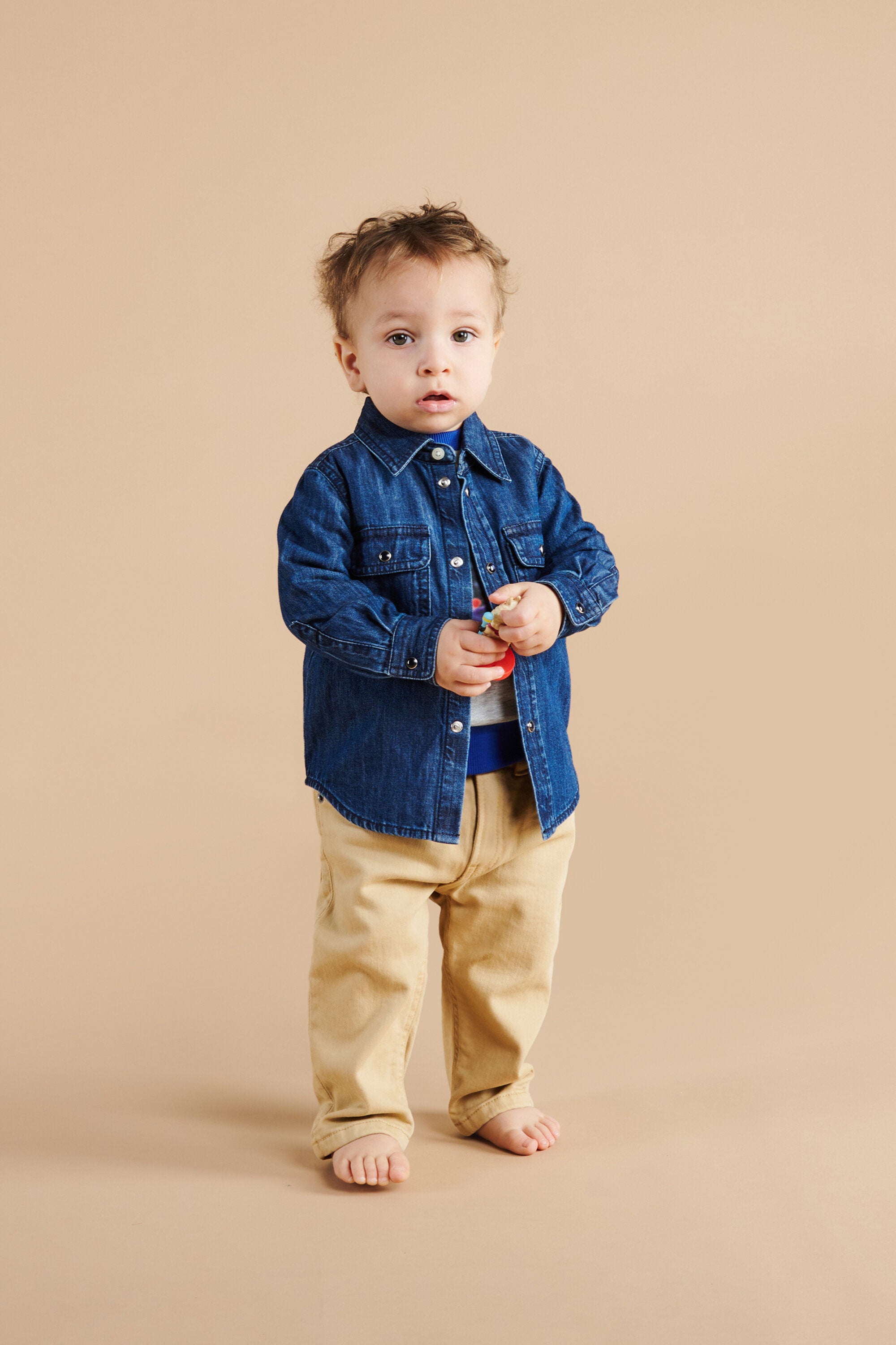 Dの刺繍入りライトブルーデニムシャツ