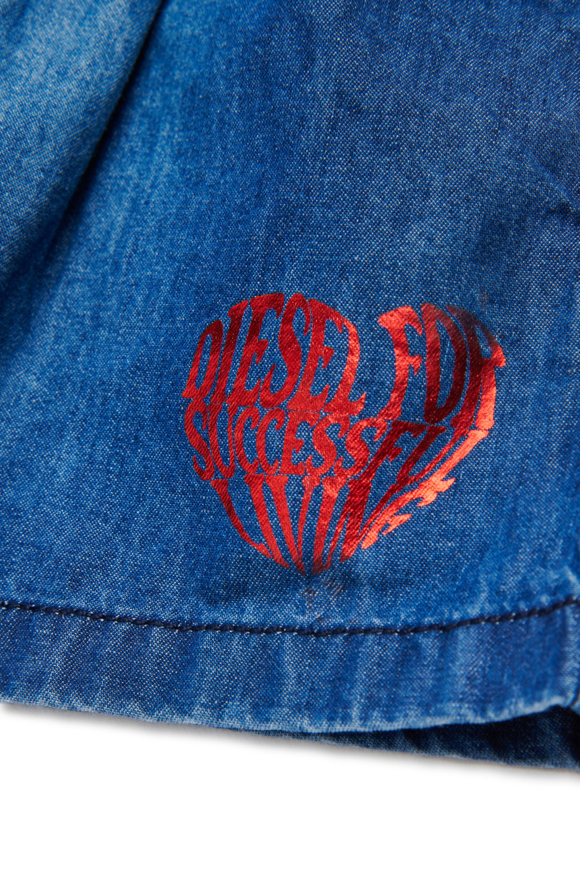 ロゴプリント入りデニムショートパンツ