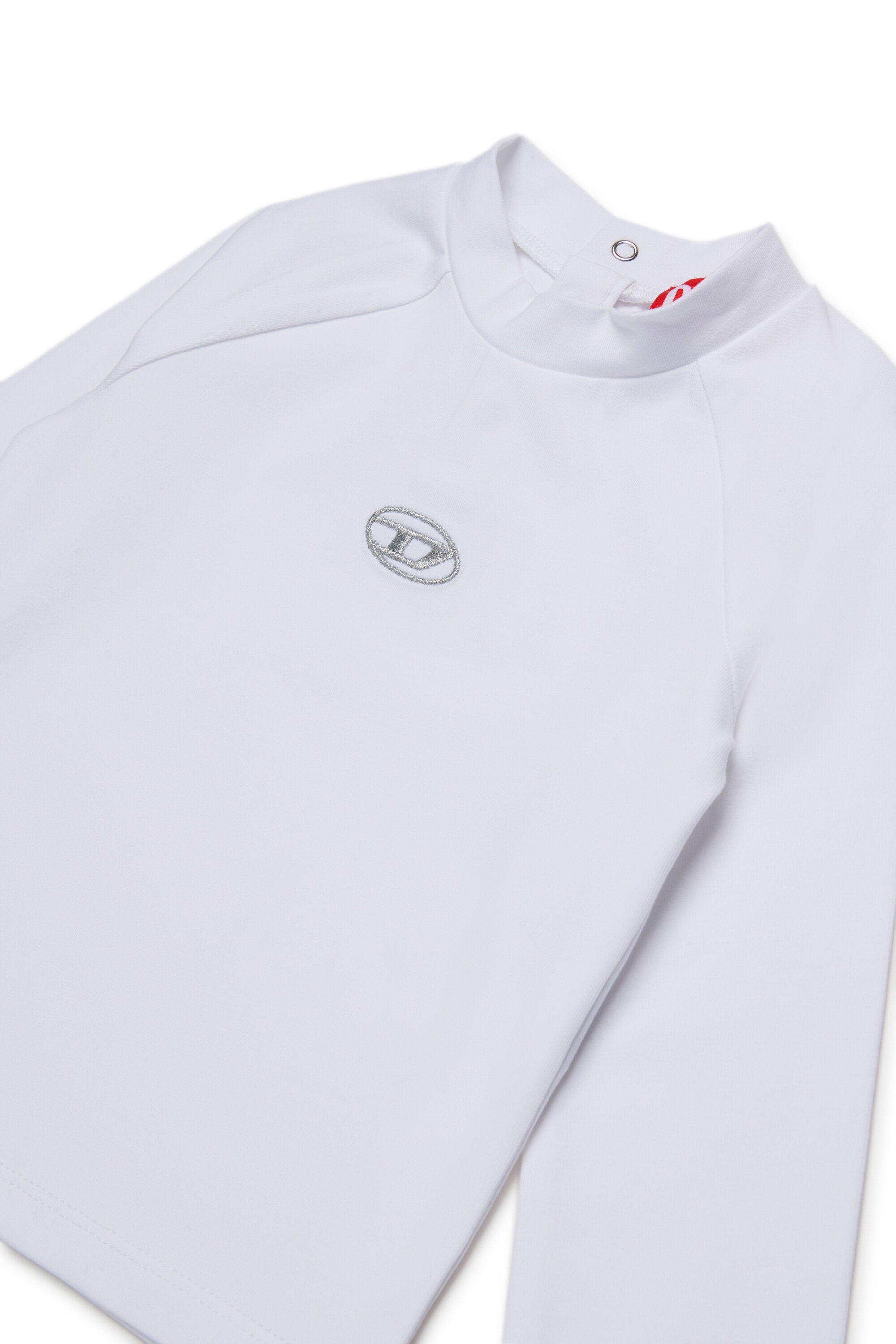 オーバルDのブランドロゴ入りストレッチジャージー素材タートルネック