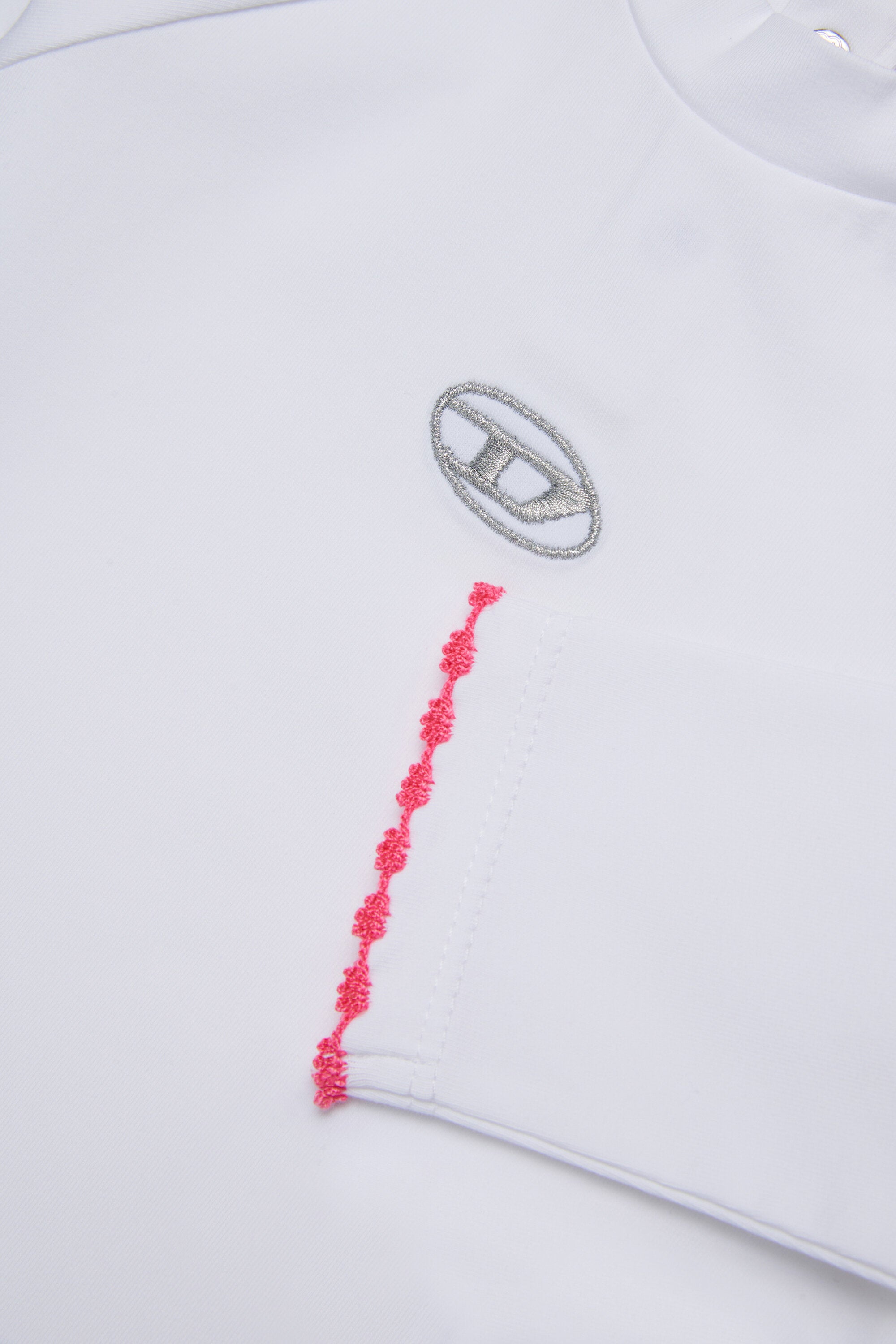 オーバルDのブランドロゴ入りストレッチジャージー素材タートルネック