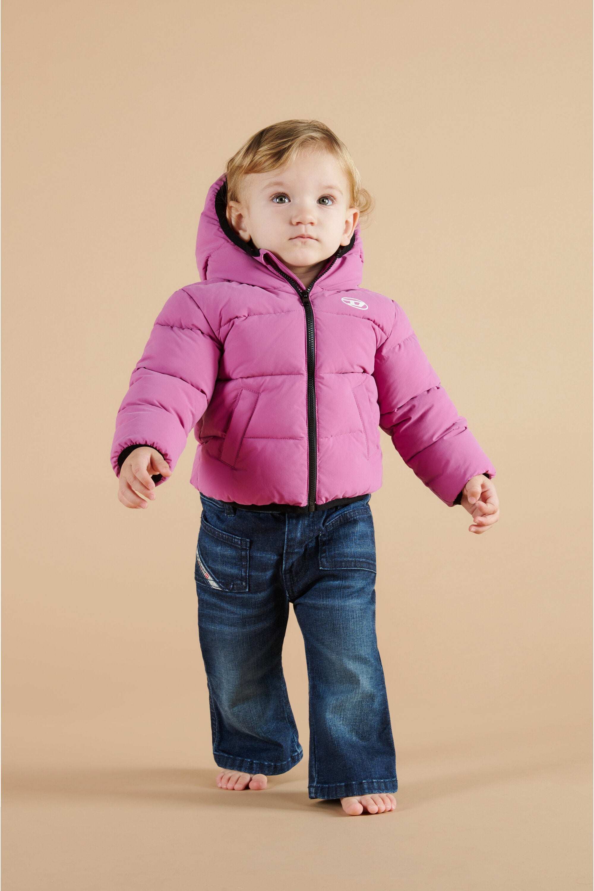 オーバルDブランドのパッド入りショートジャケット