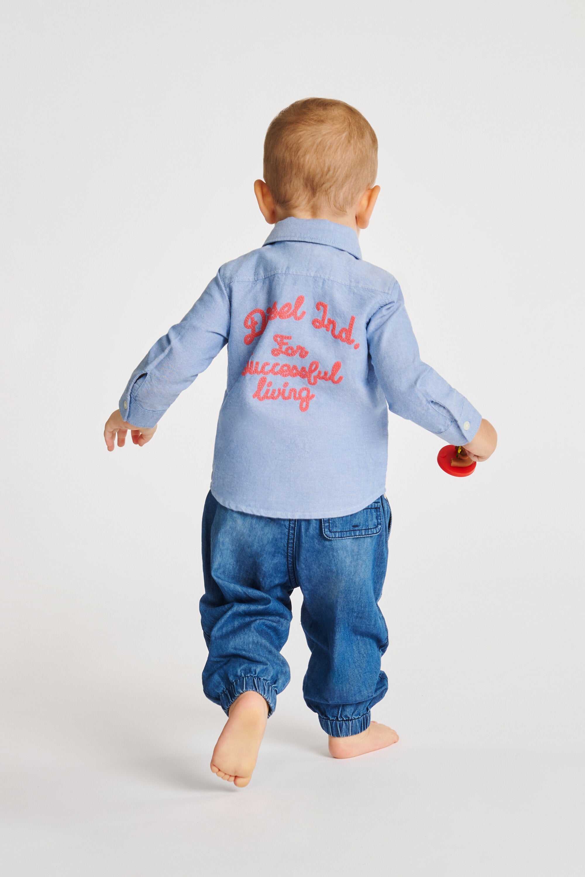 ミディアムブルーウォッシュのリラックスフィットジーンズ