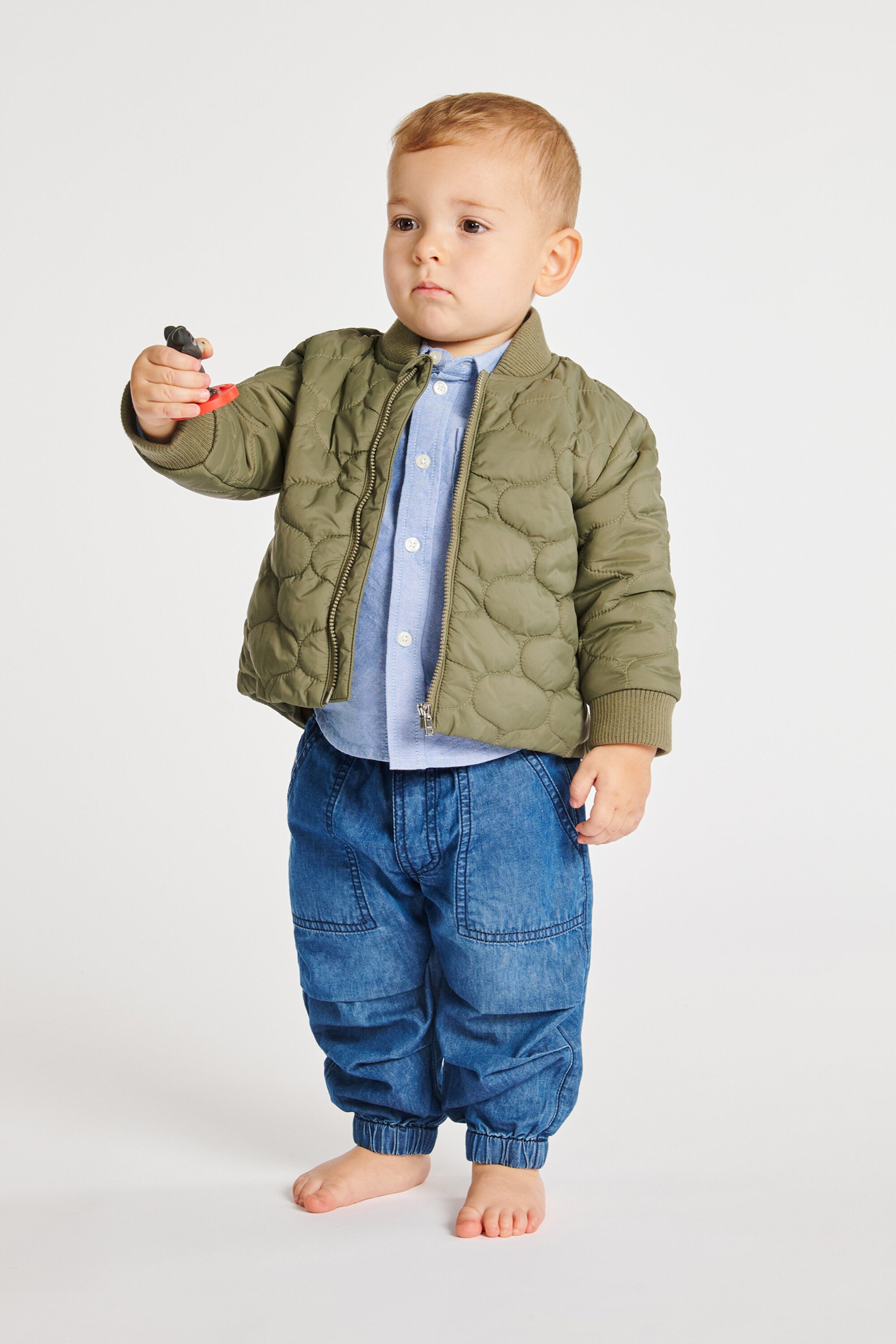 軽量中綿入りジャケット(ロゴプリント入り)