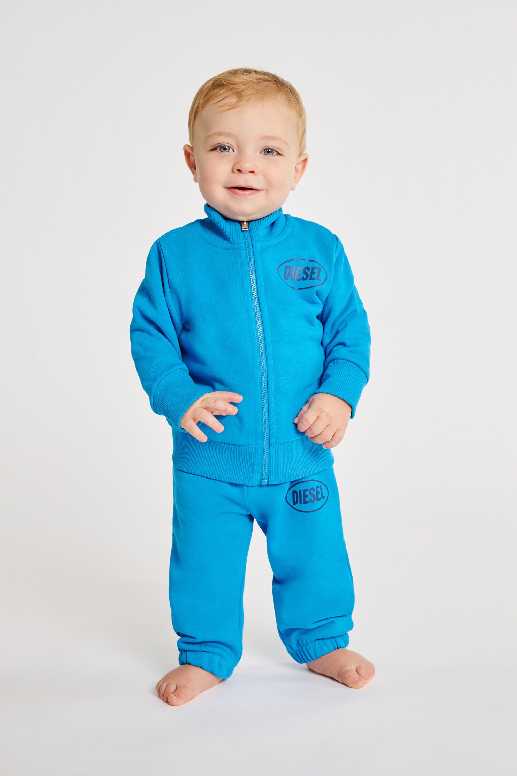 ロゴ入りフルジップスウェット