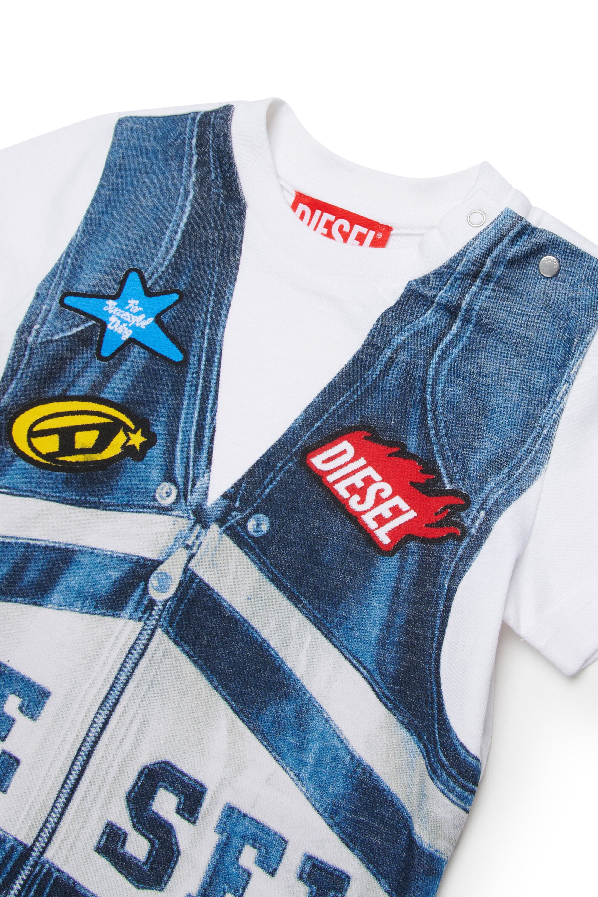 ロゴ入りTシャツ