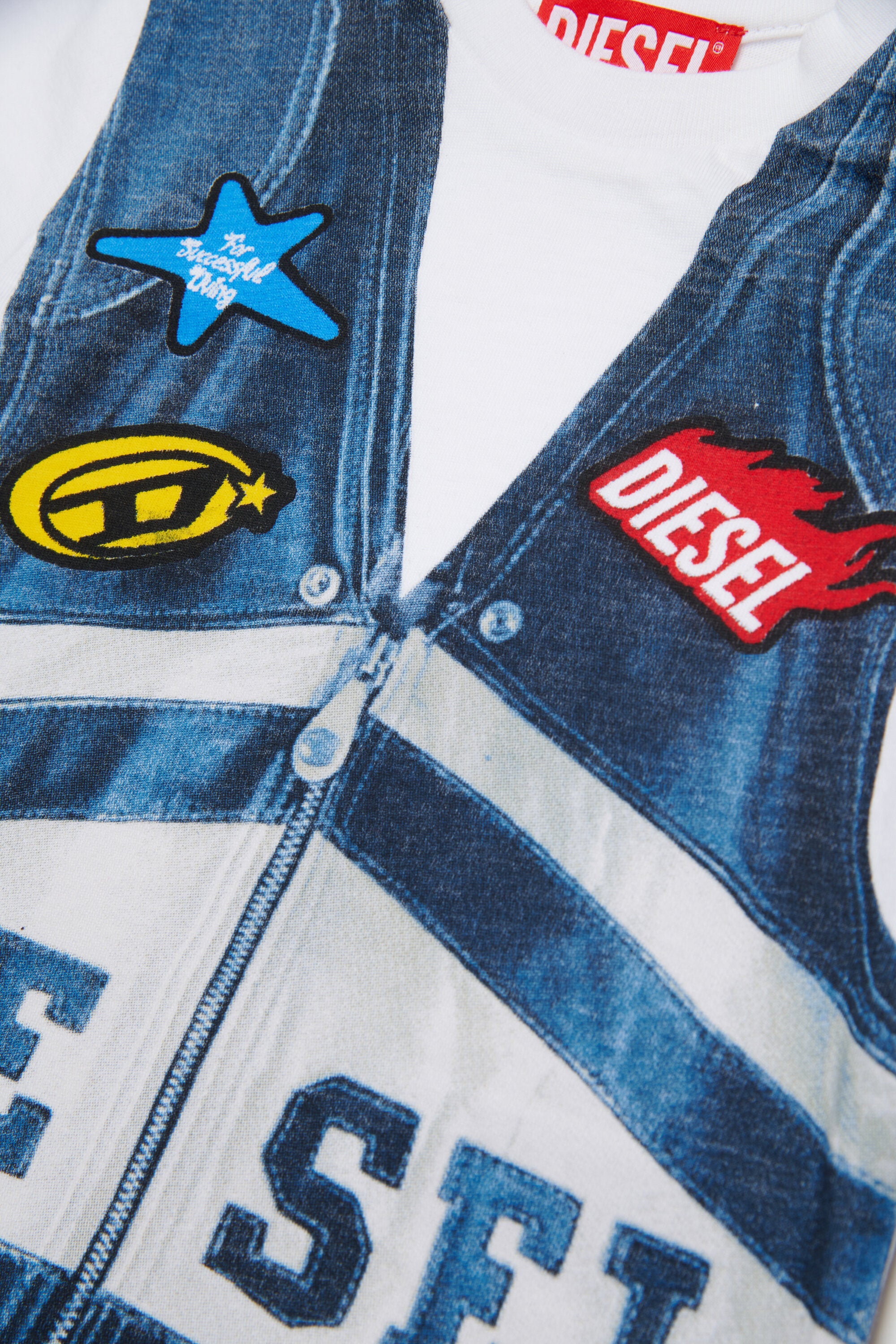 ロゴ入りTシャツ