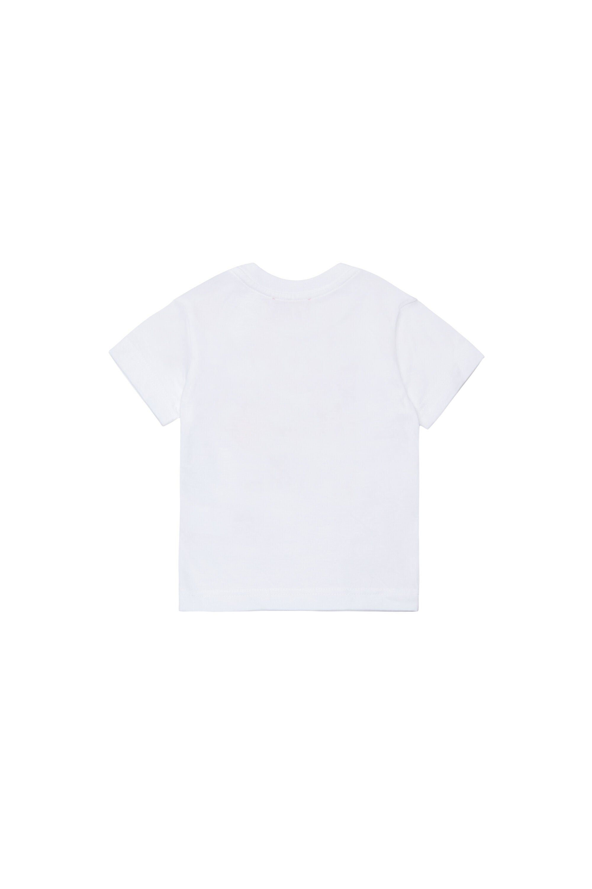 フロントにロゴプリントのTシャツ