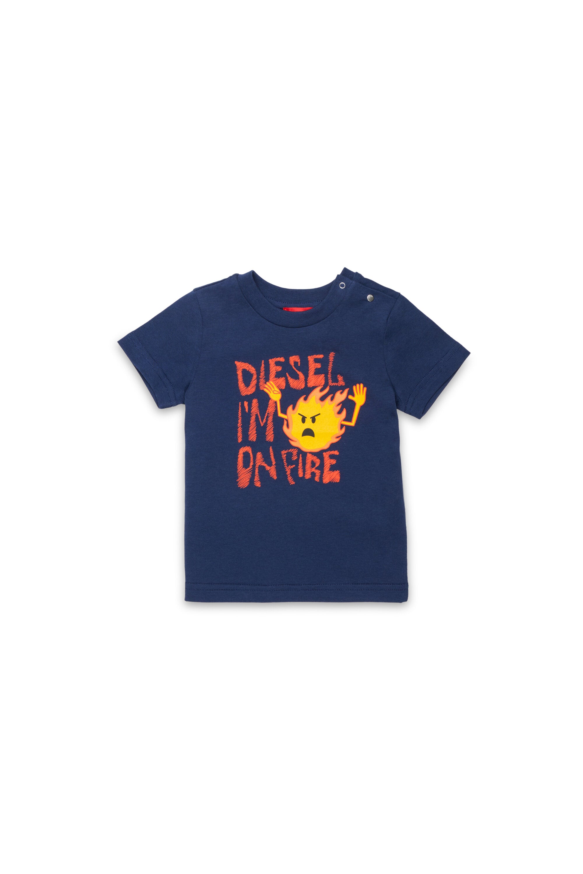 フロントにロゴプリントのTシャツ