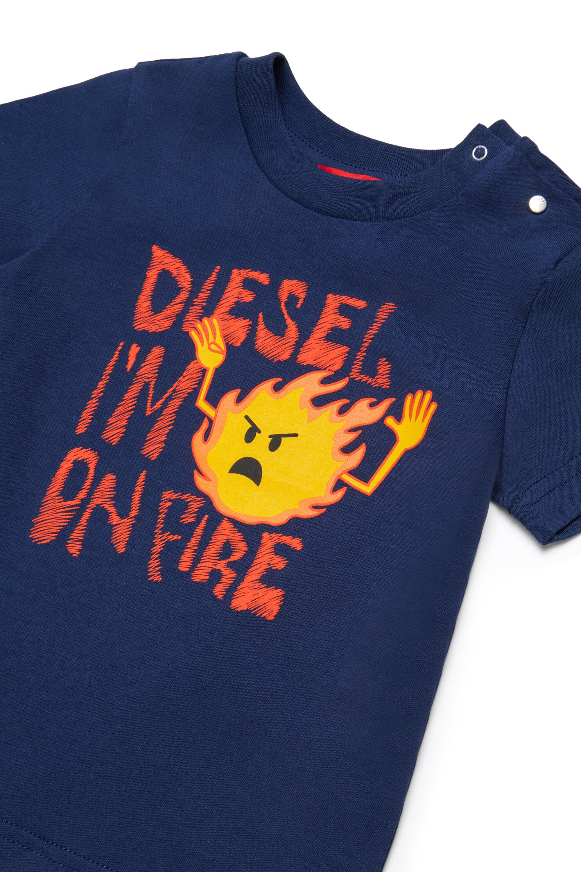 フロントにロゴプリントのTシャツ