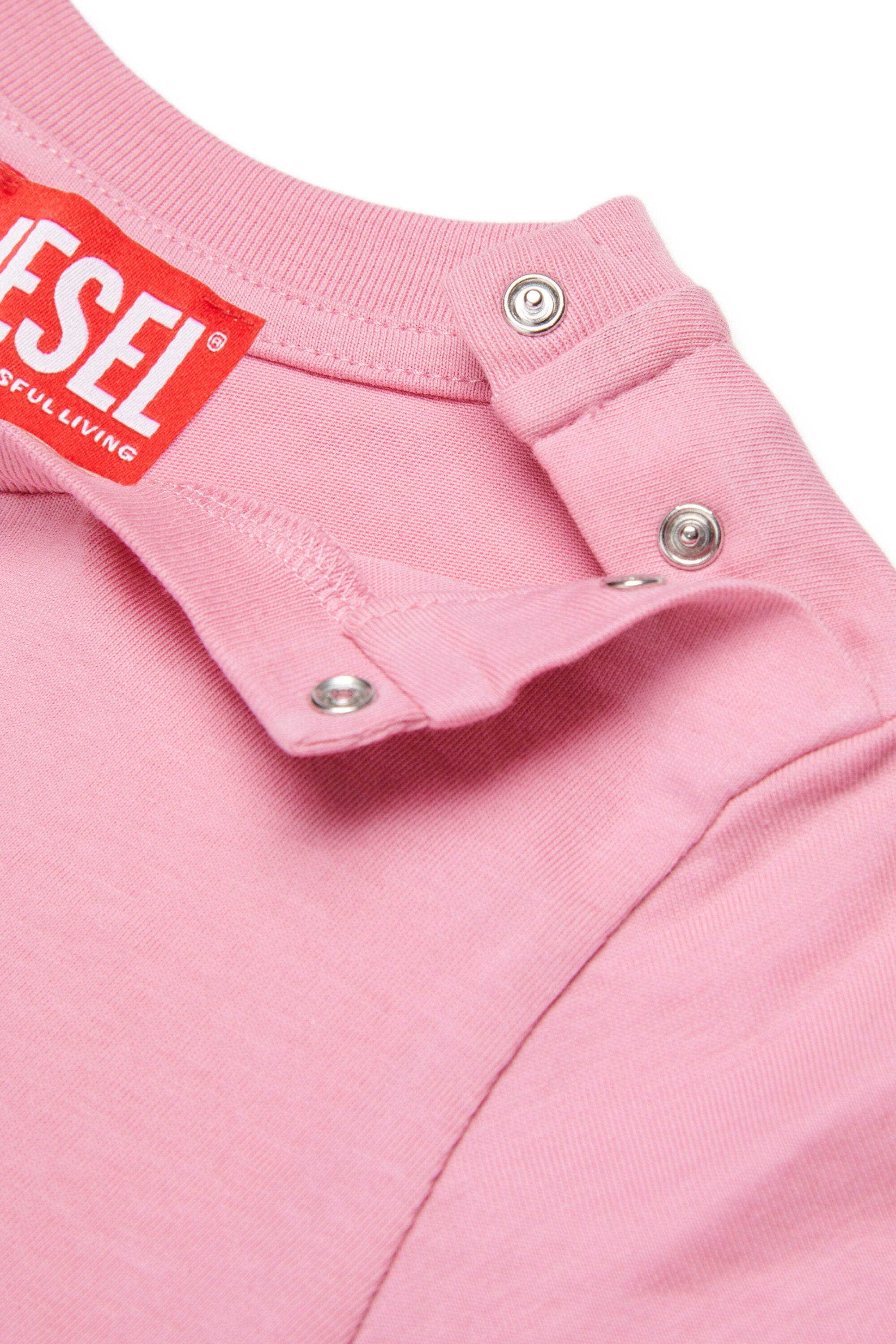 ロゴ入りTシャツ