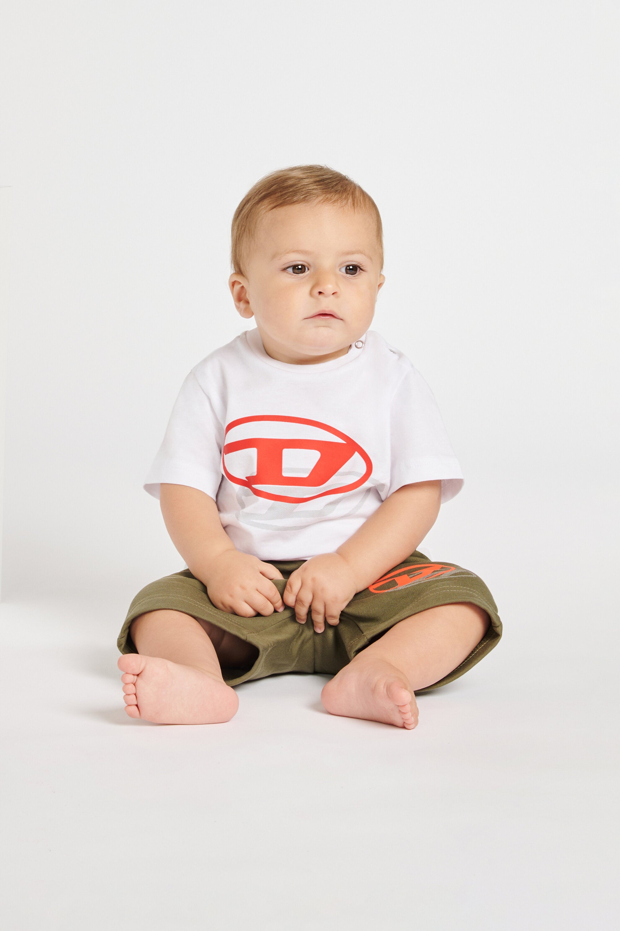 ダイナミックなオーバルDロゴ入りTシャツ