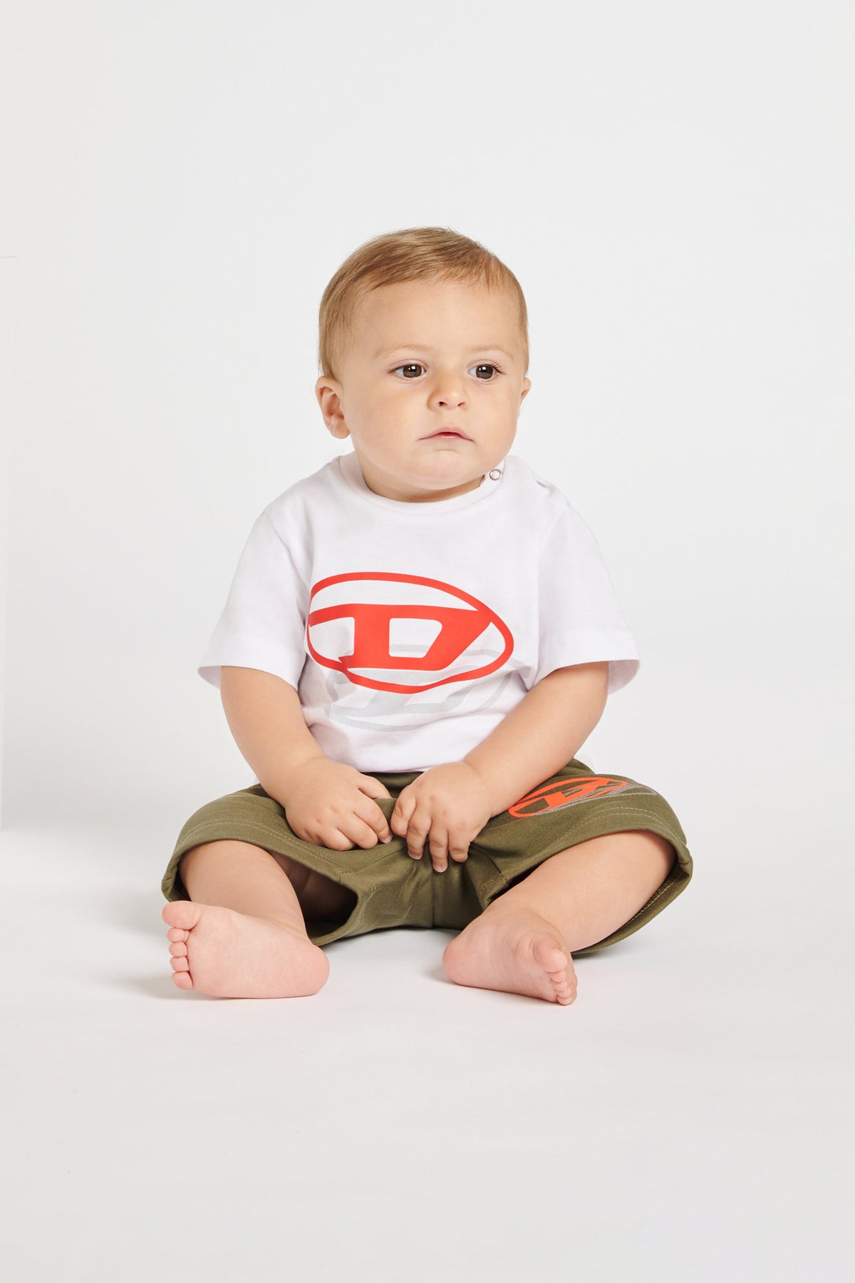 ダイナミックなオーバルDロゴ入りTシャツ