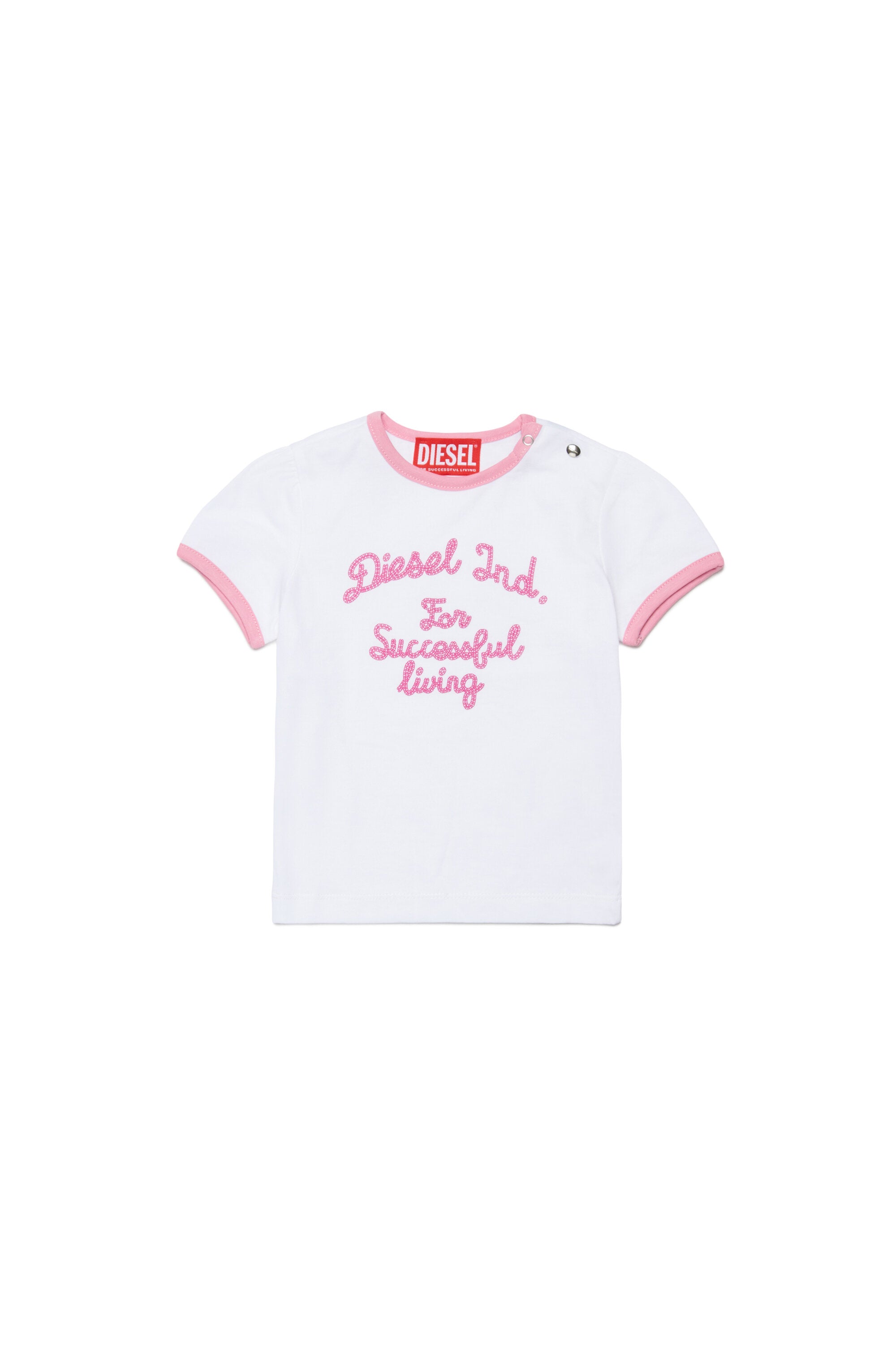 胸元にロゴ入りTシャツ
