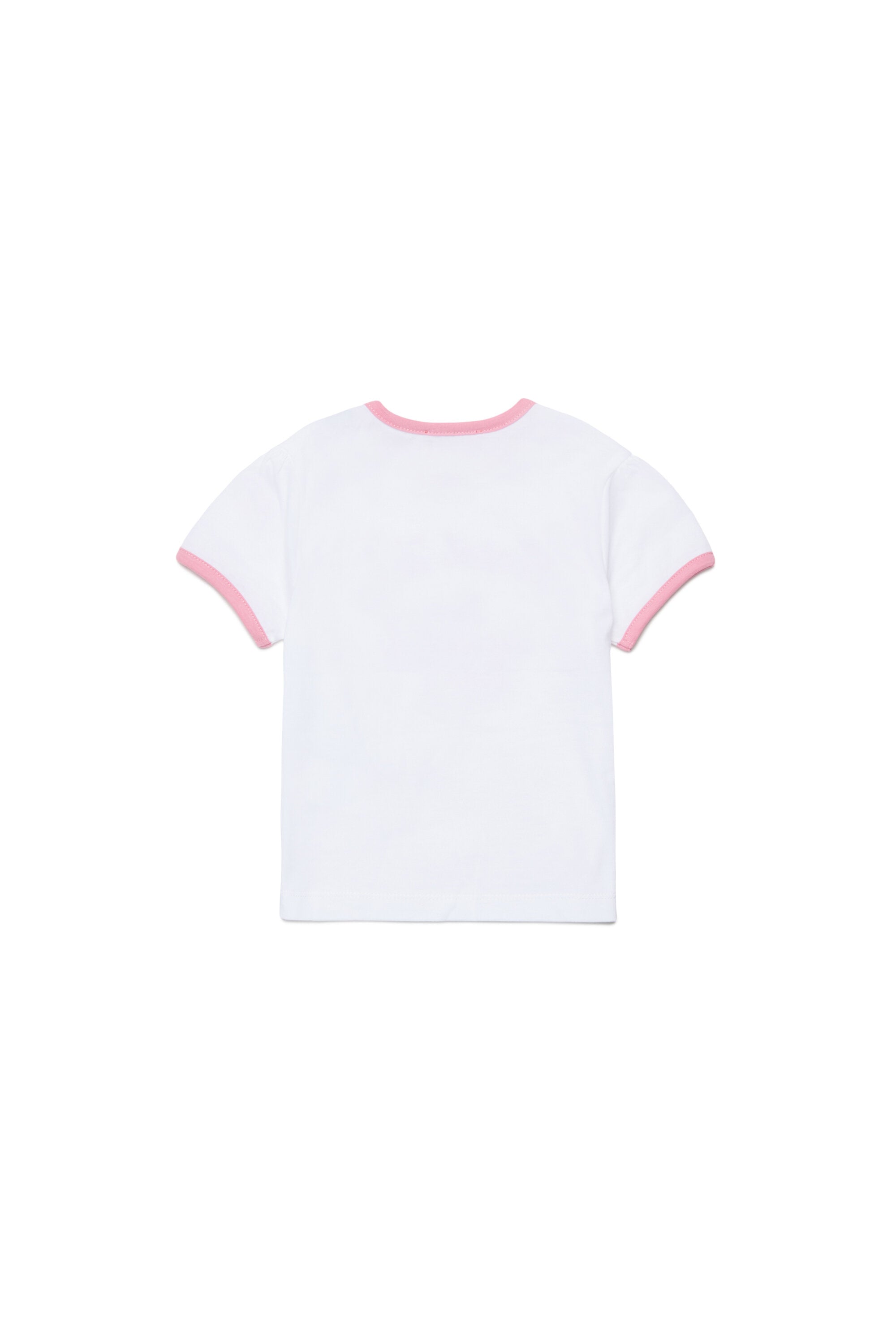 胸元にロゴ入りTシャツ
