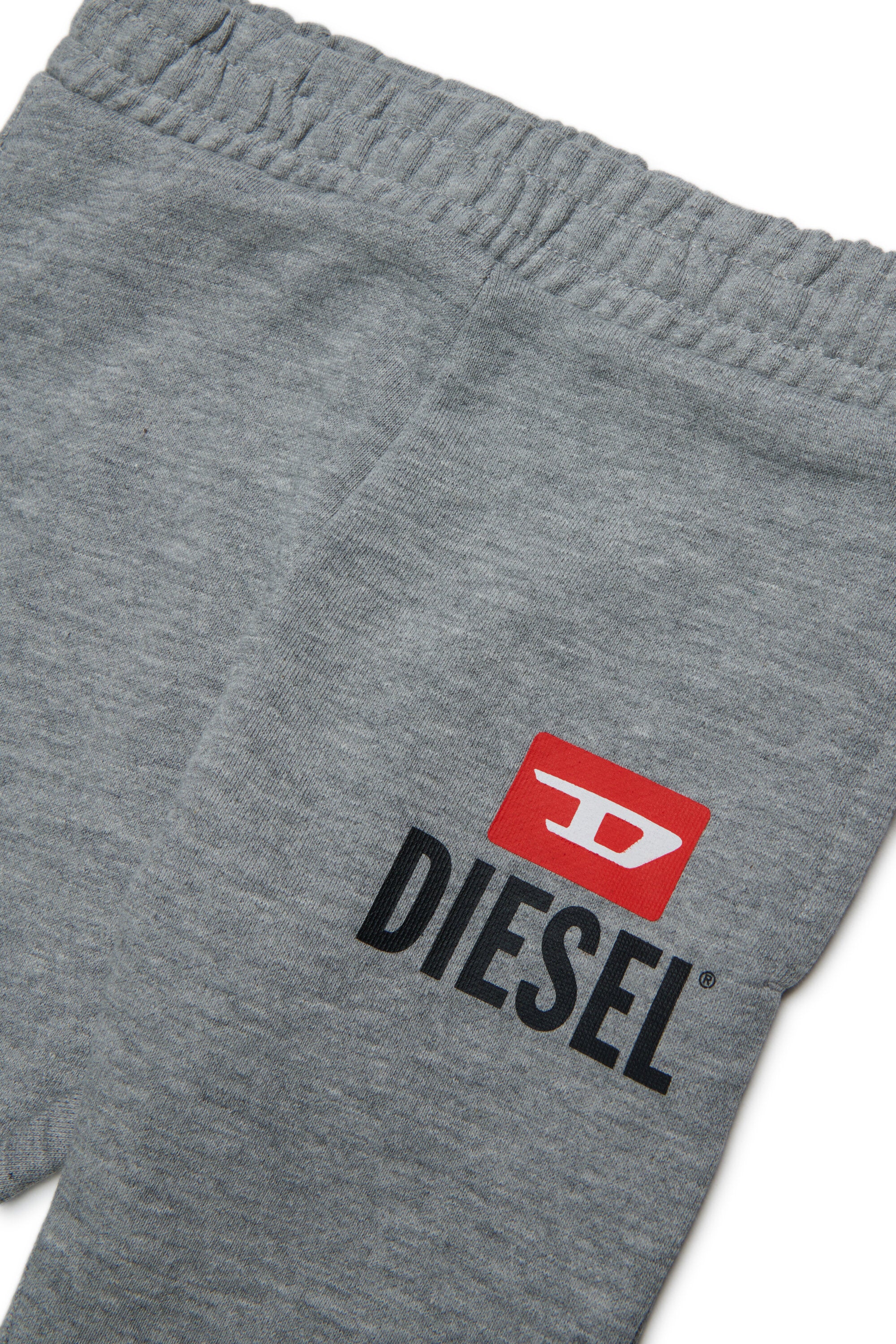 ロゴ入りトラックスーツ