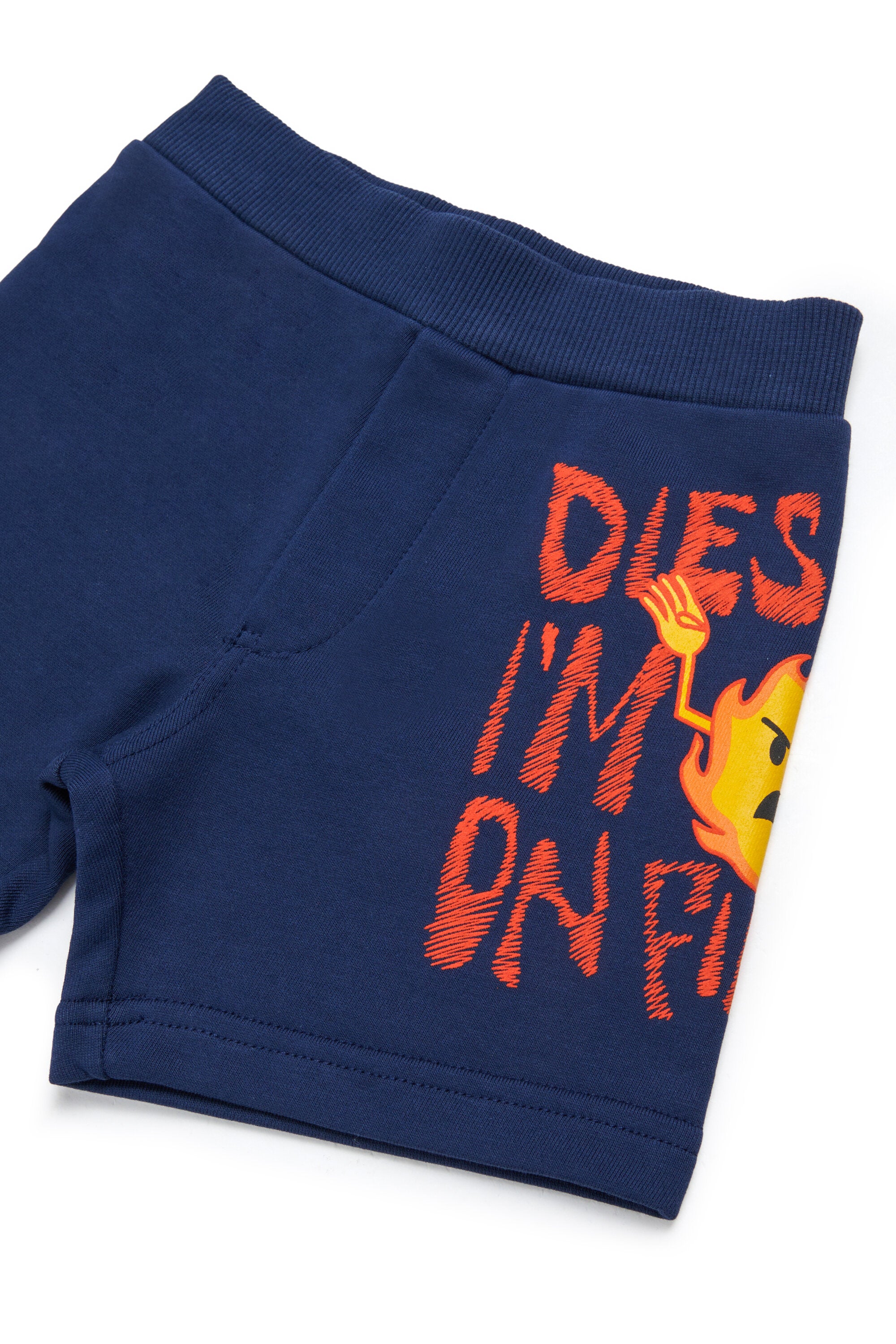 ロゴとプリント入りトラックスーツセット