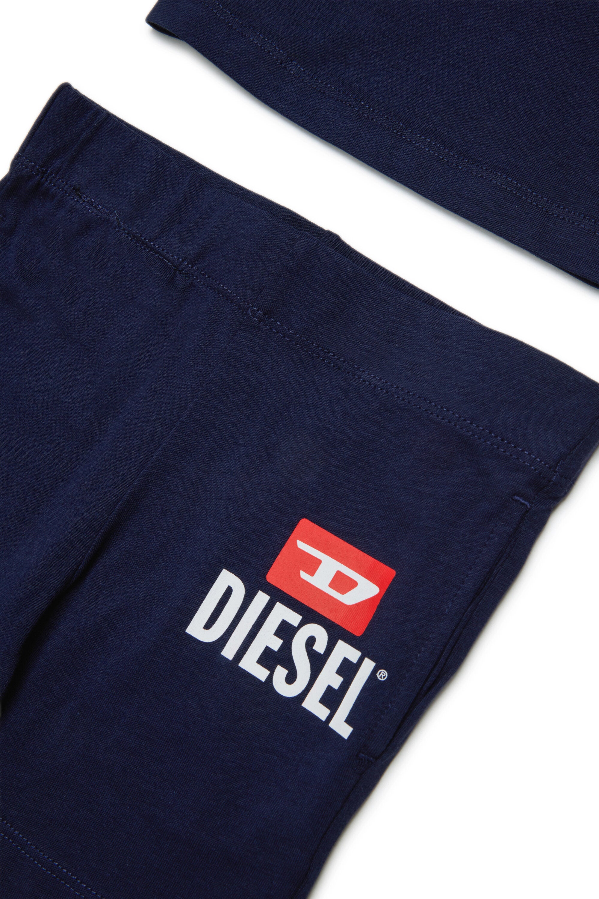 ロゴ入りジャンプスーツ