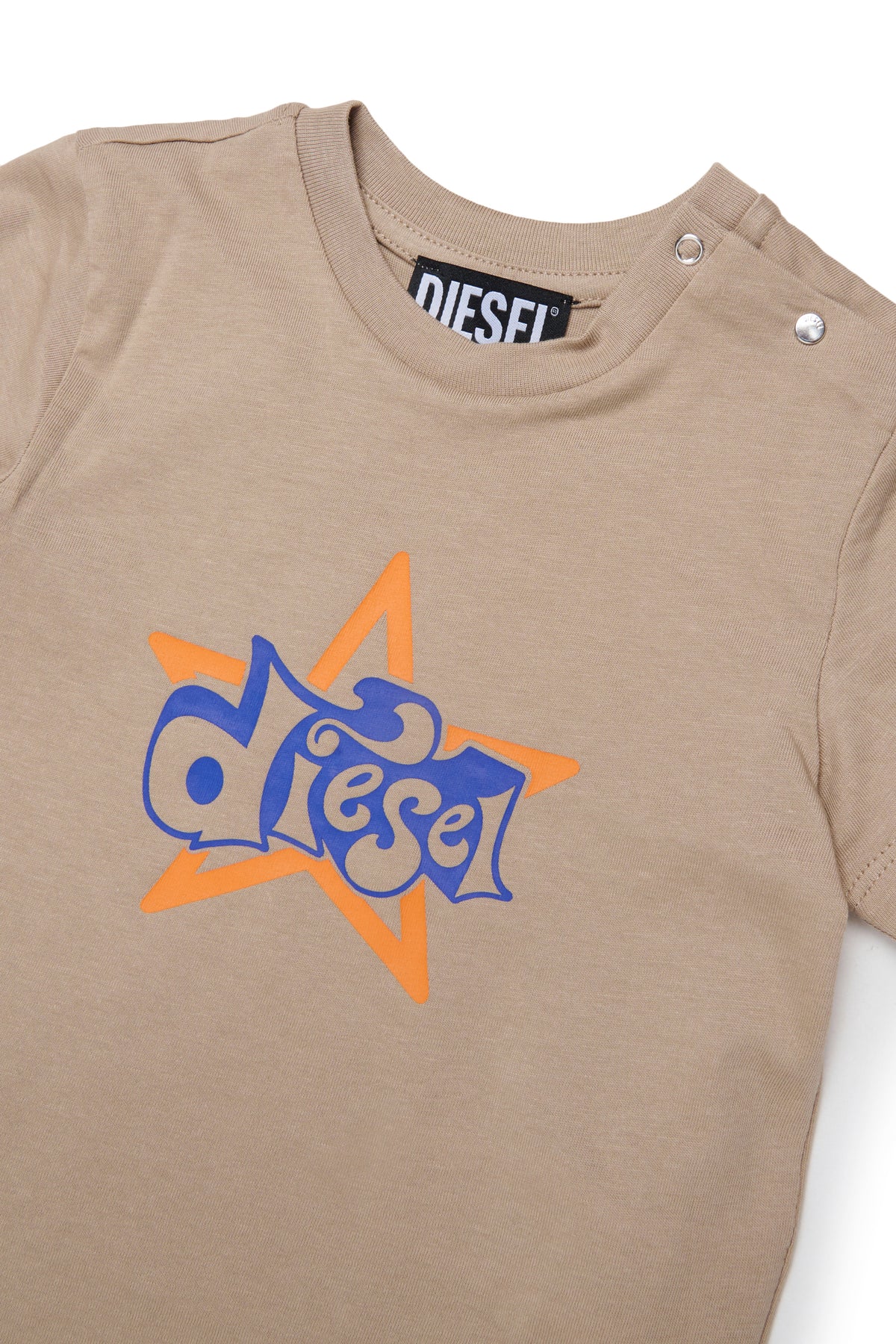 ロゴ付きTシャツ