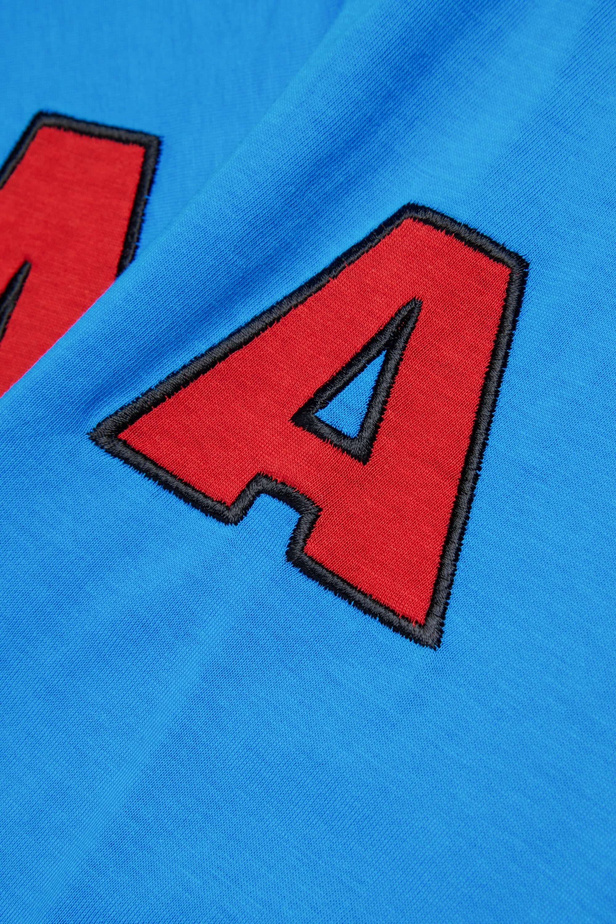 ロゴ刺繍入りTシャツ