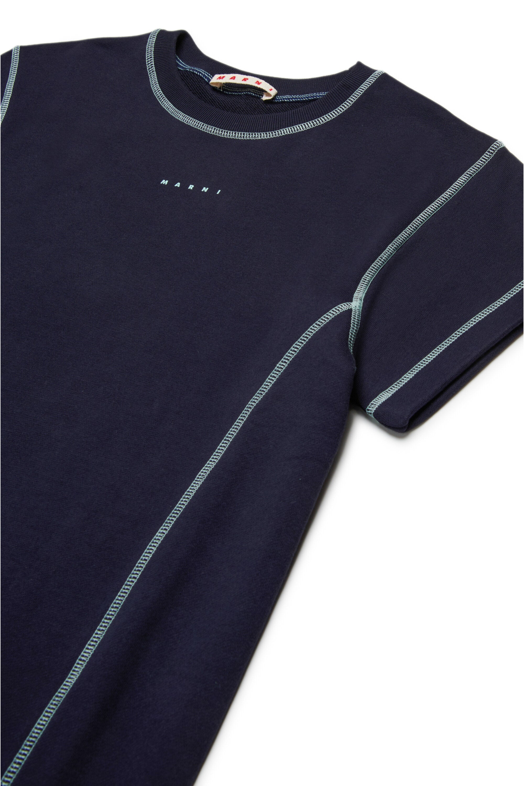 コントラストカラーのシームが施されたフリースドレス