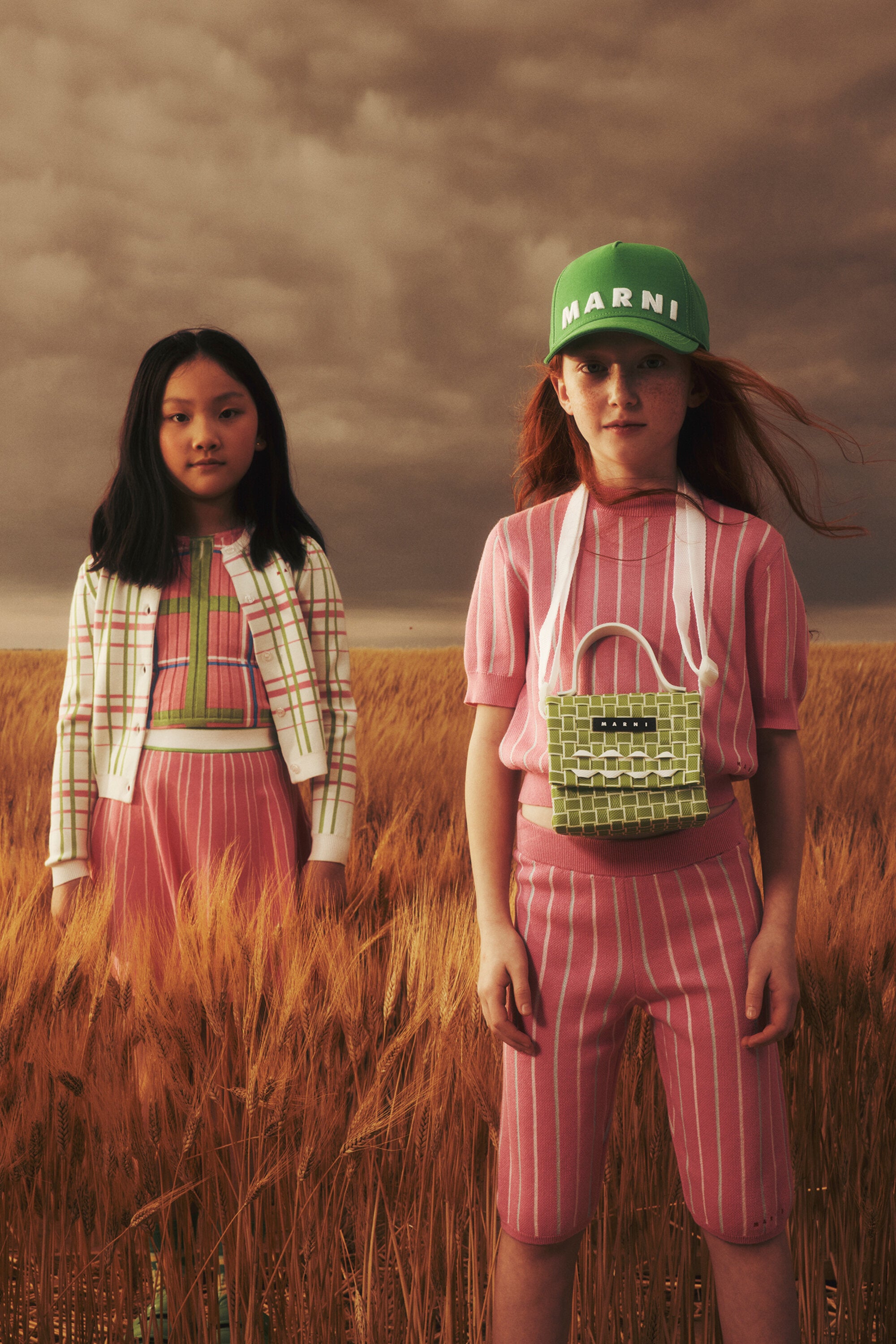 縦ストライプのニットトップ