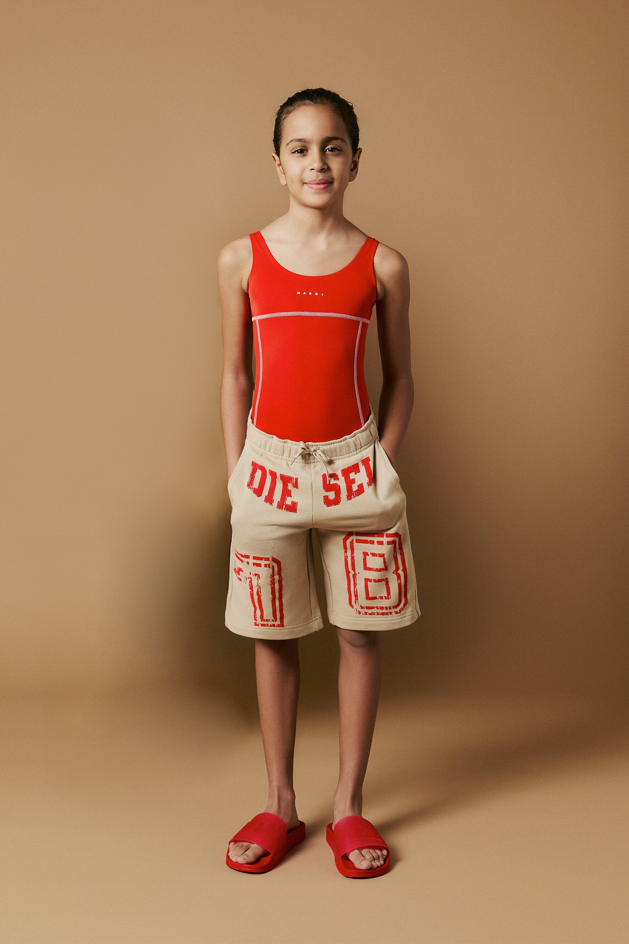 インスティテューショナル ロゴ入りワンピース水着