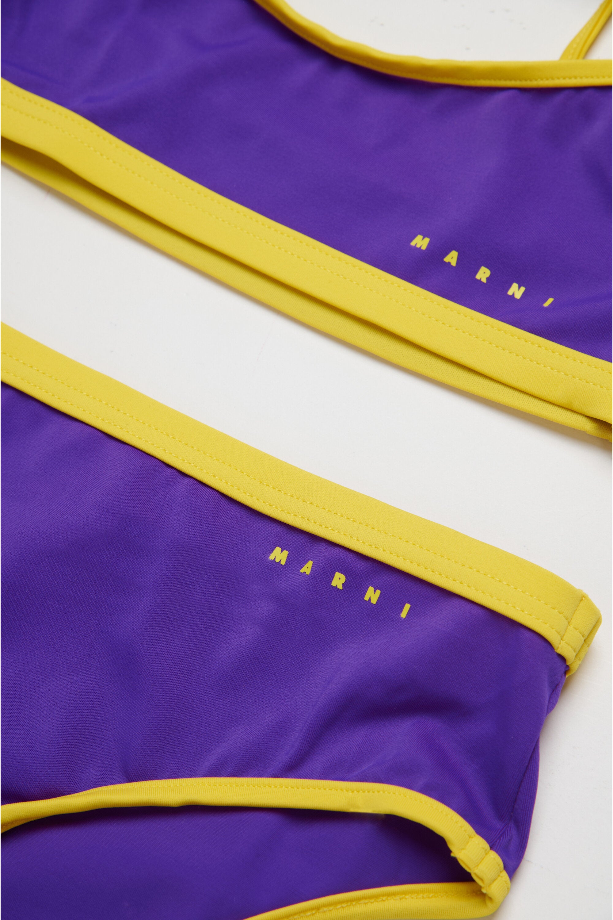 クロスオーバーショルダーストラップビキニ水着