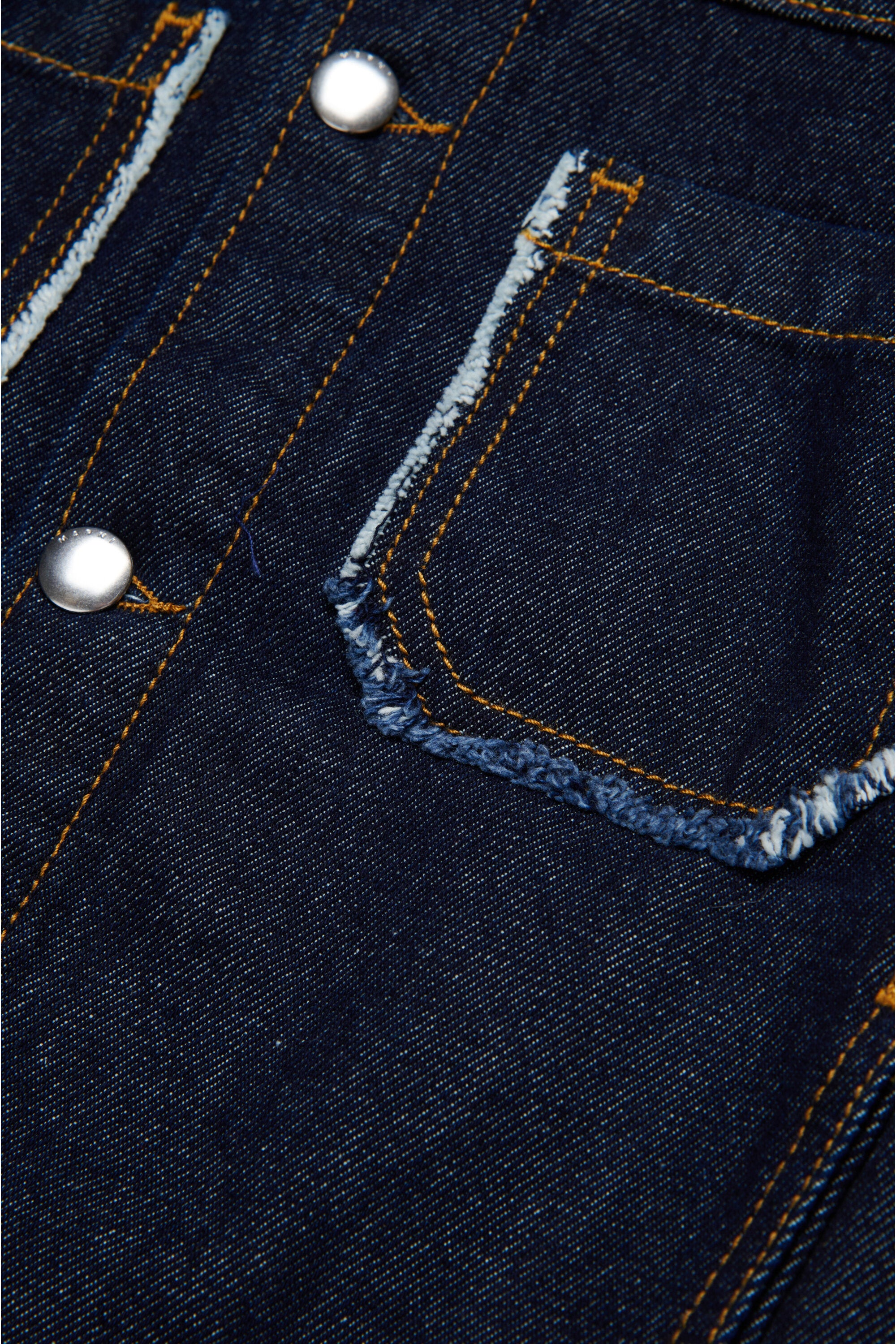 ほつれ加工が施されたダークデニムジャケット