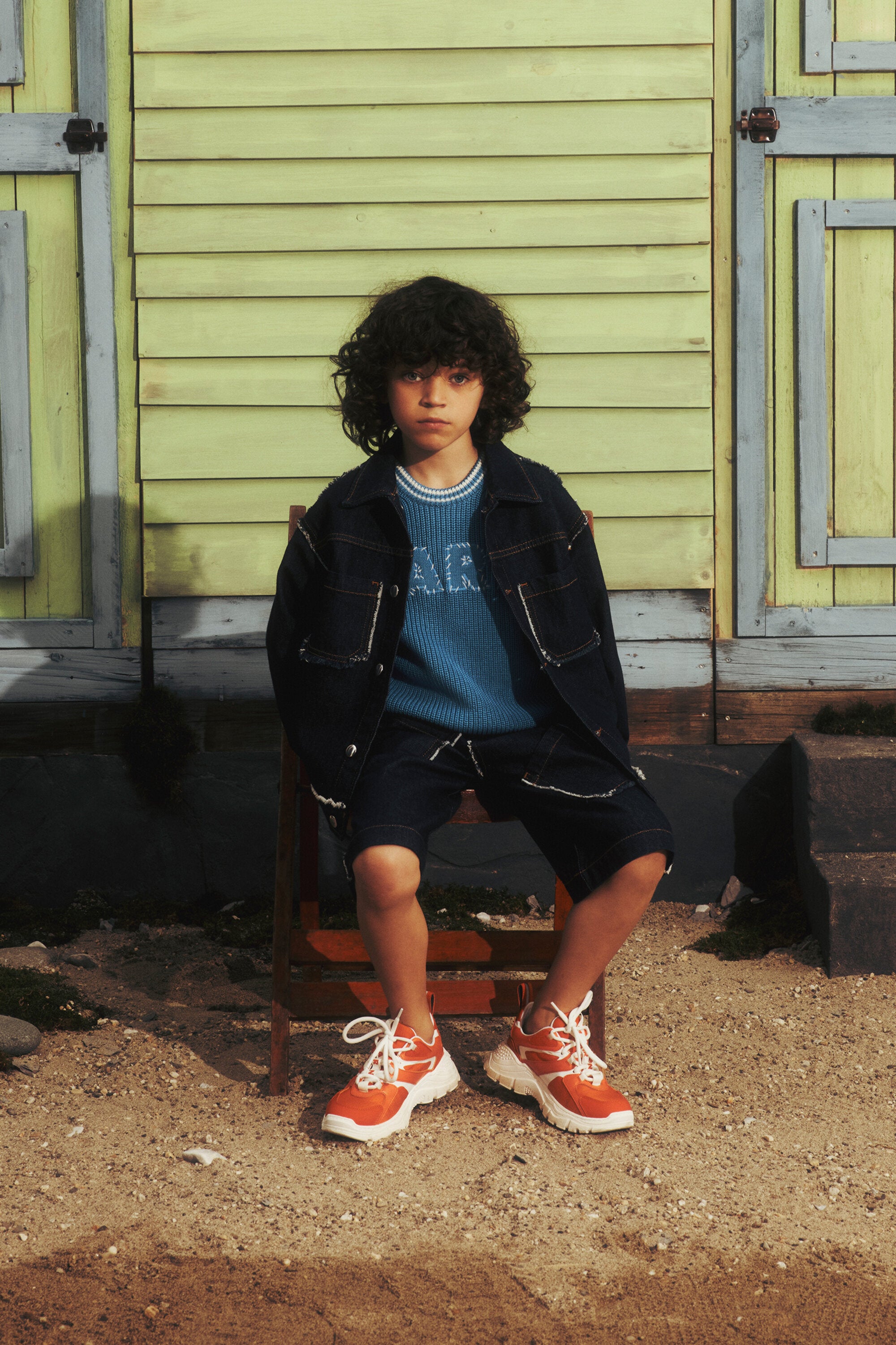 ほつれ加工が施されたダークデニムジャケット