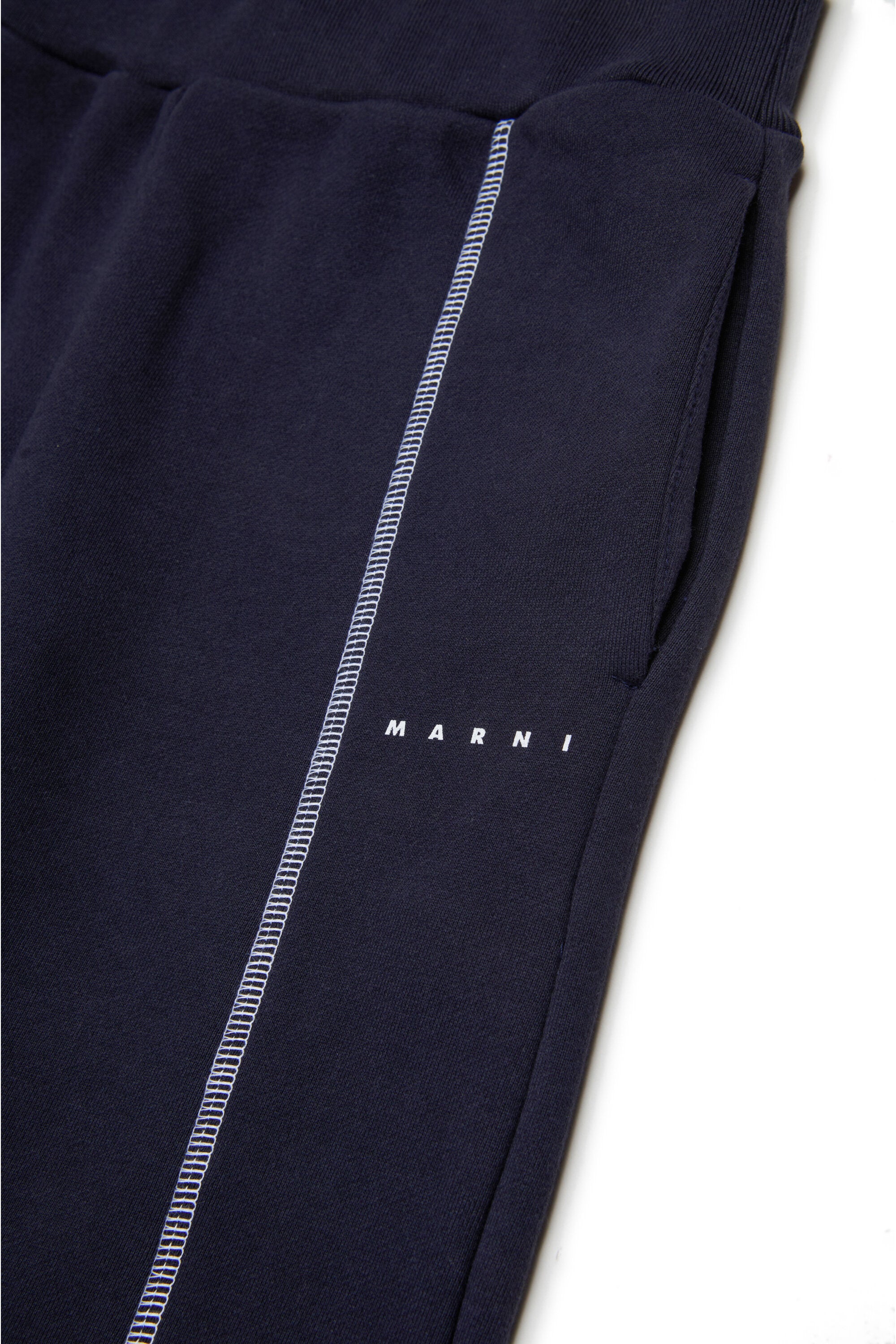 コントラストカラーのシームが入ったジョガーパンツ