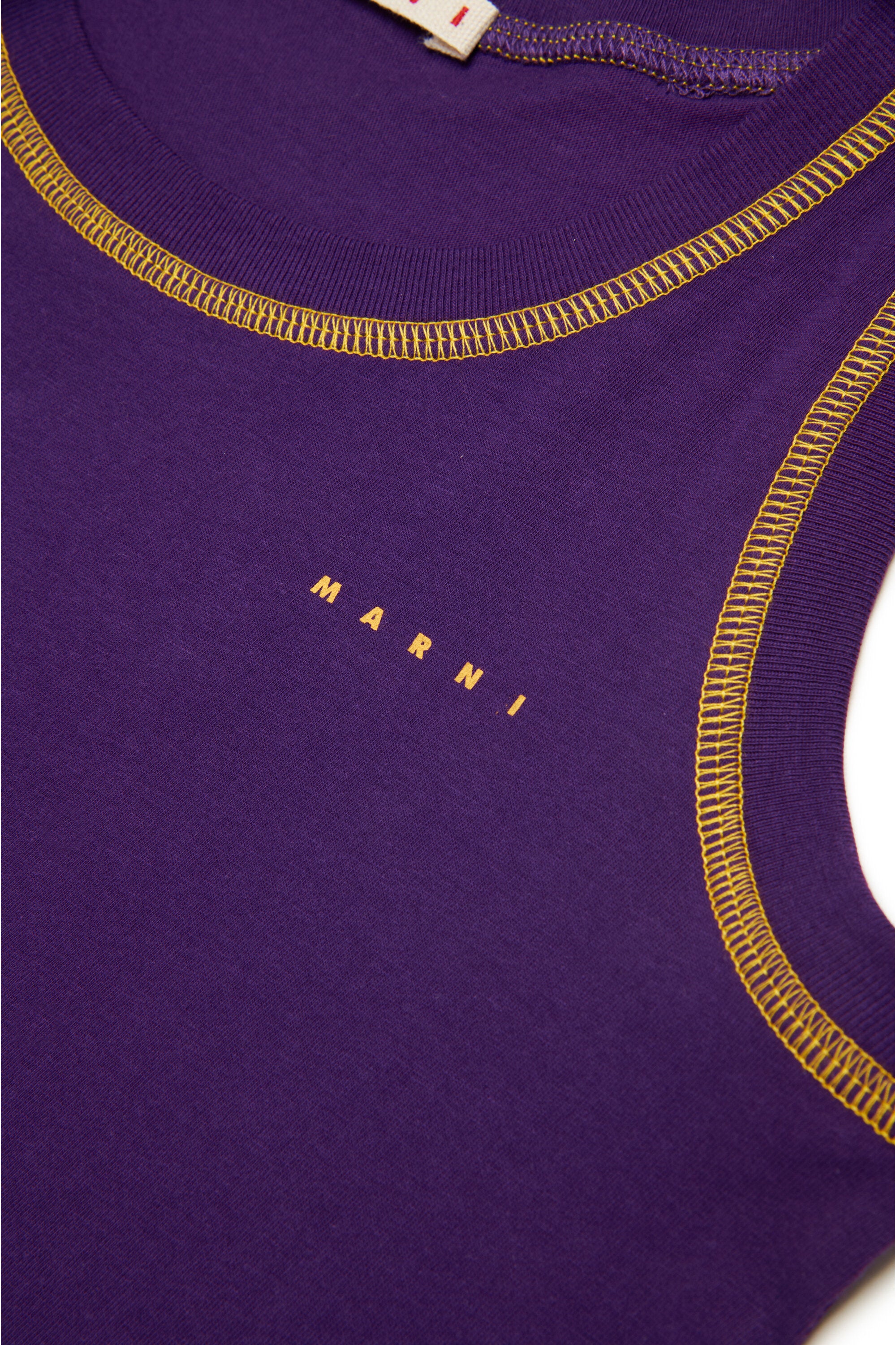 コントラストカラーのシームが施されたノースリーブTシャツ