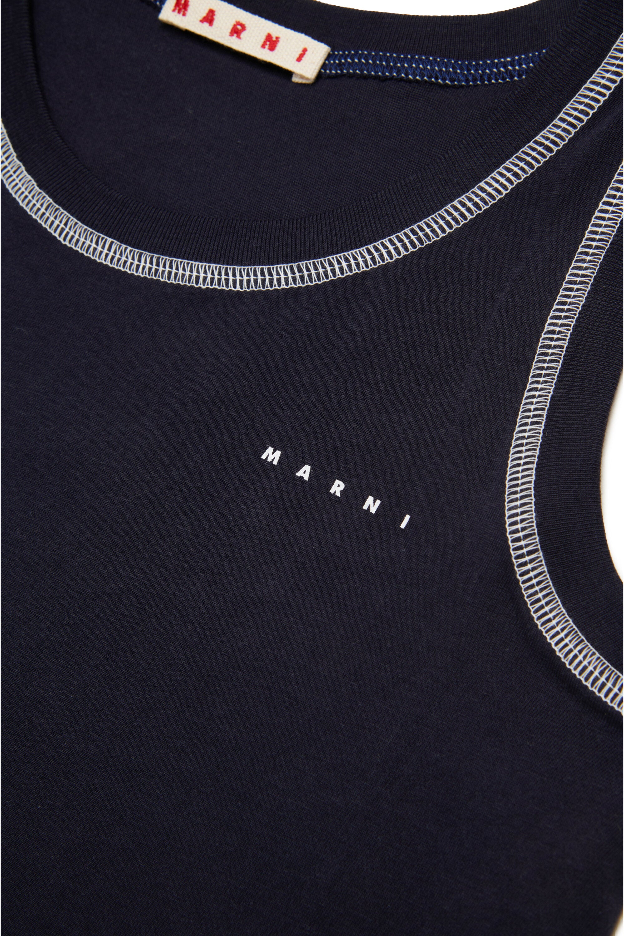 コントラストカラーのシームが施されたノースリーブTシャツ