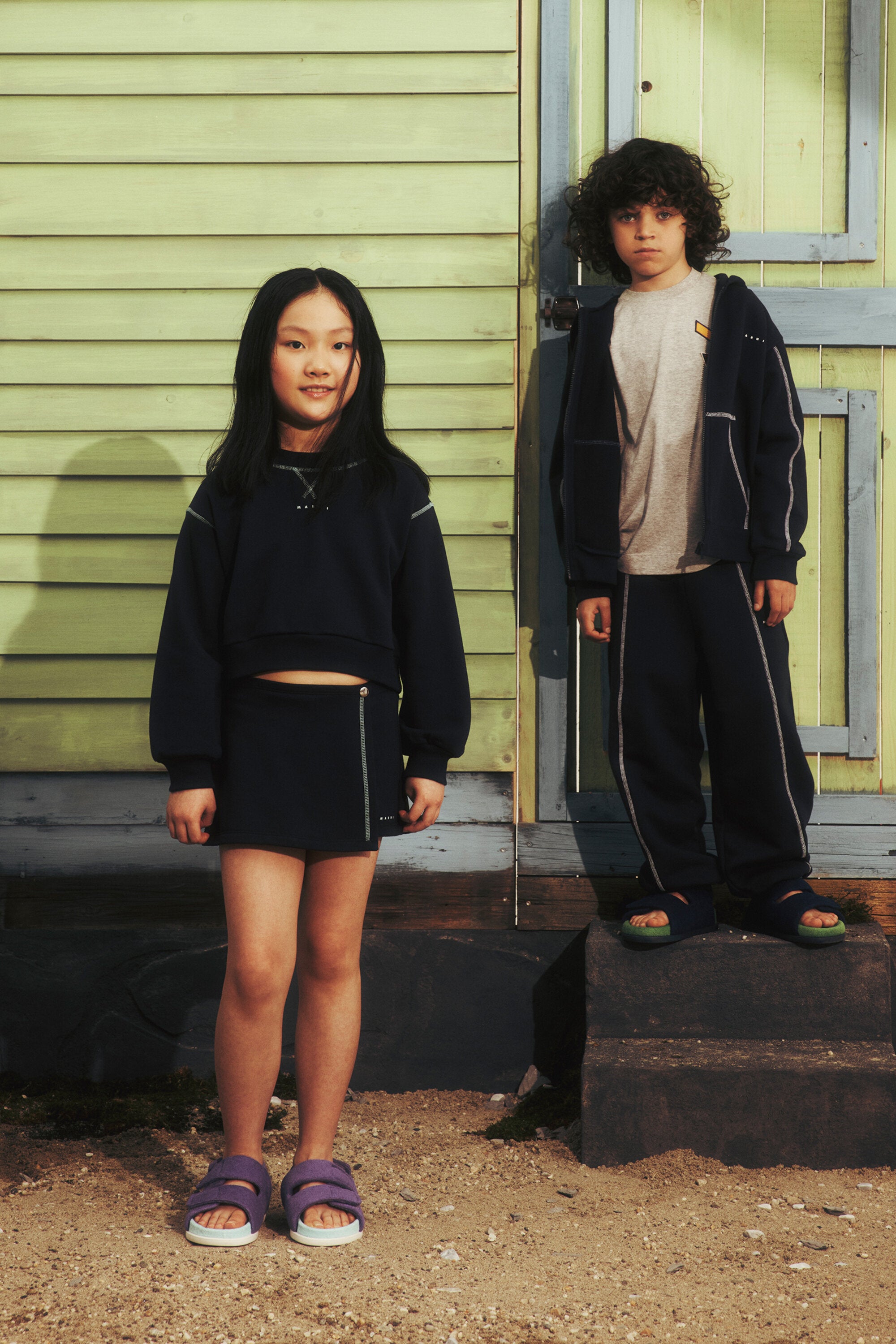 コントラストカラーのシームが施されたクルーネックのスウェットシャツ