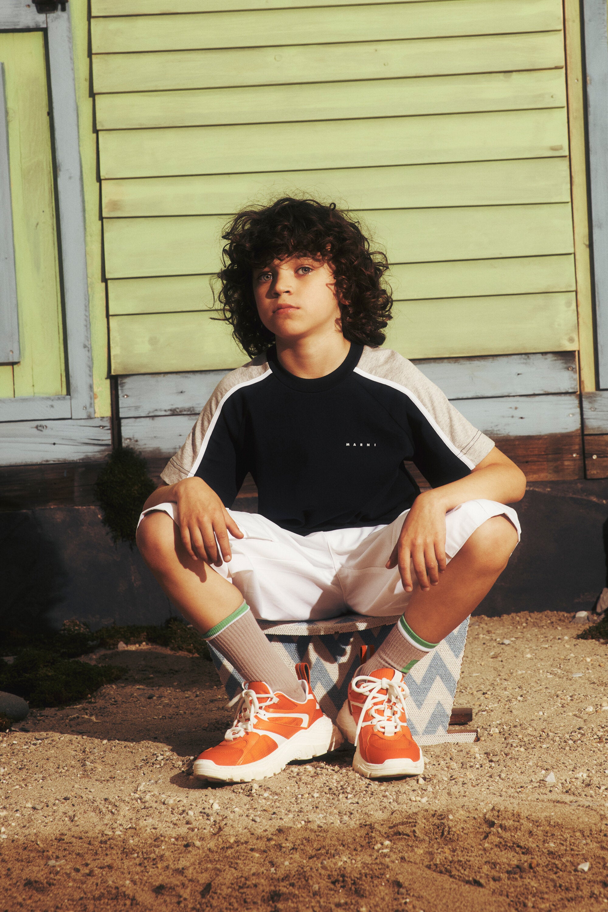 カラーブロック・ディテールのTシャツ