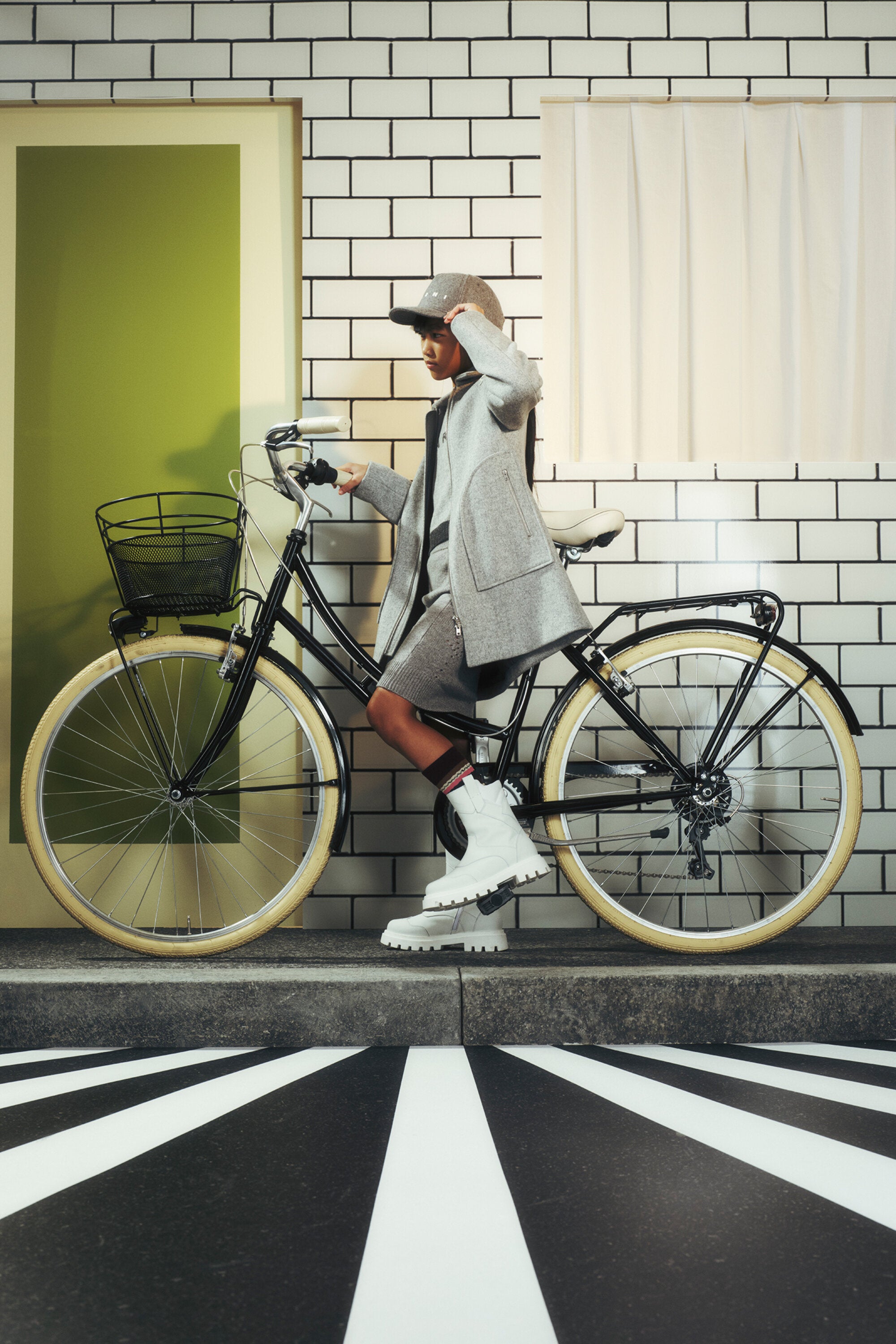 ロゴ入り布製ロングコート